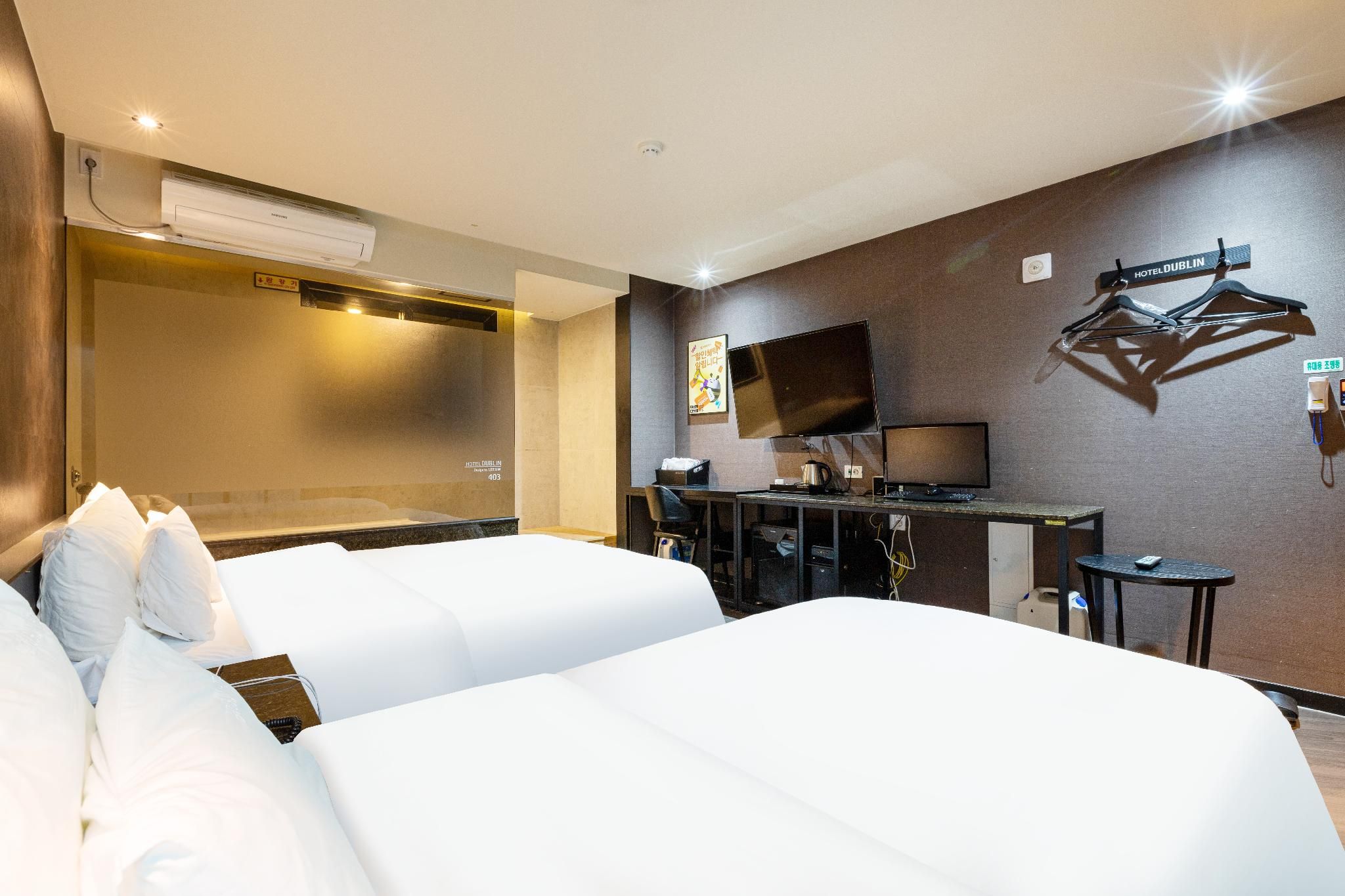 Late check-in - Room random (consecutive nights not allowed, save on expensive parking fees in down