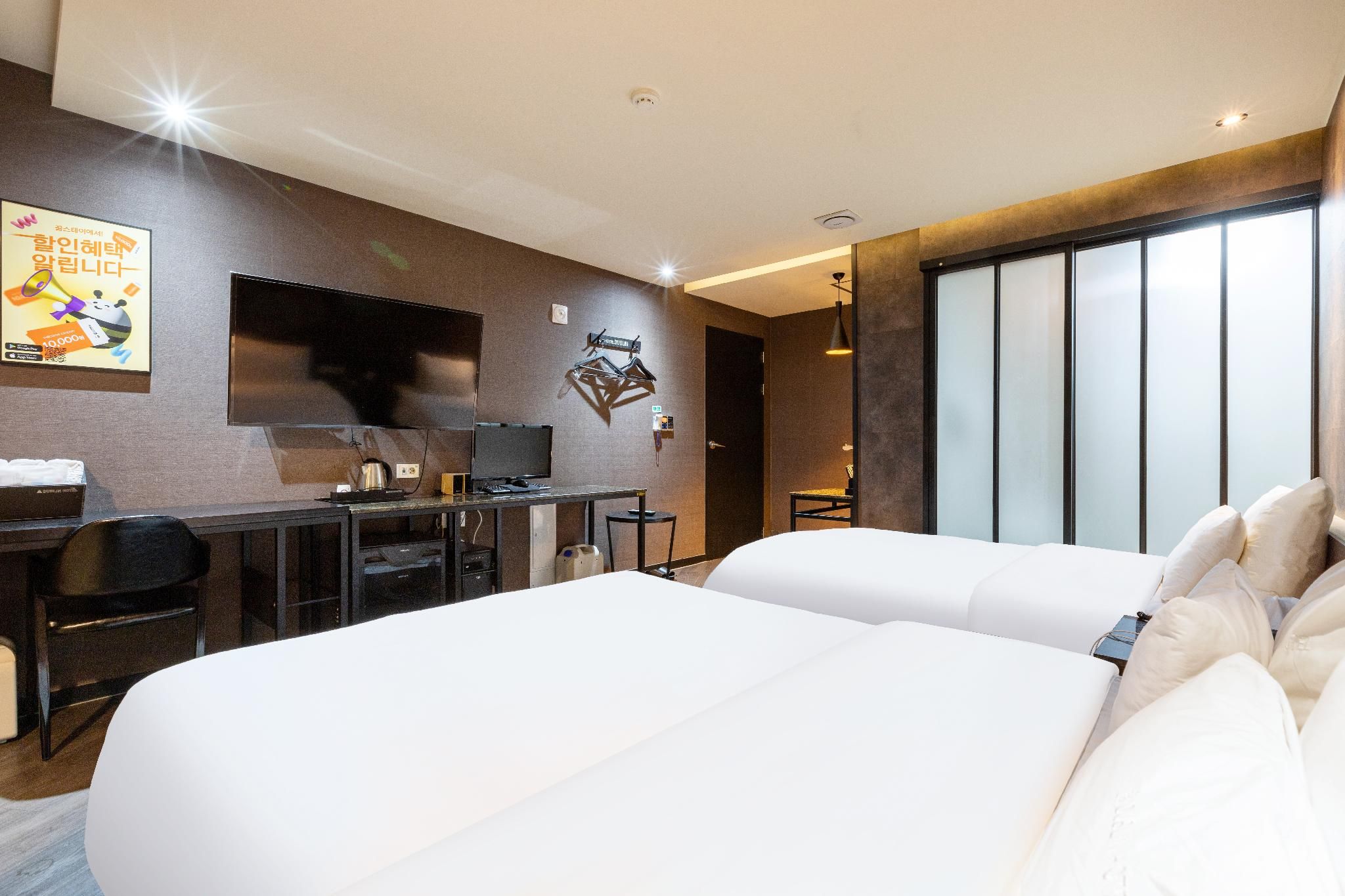 Late check-in - Room random (consecutive nights not allowed, save on expensive parking fees in down