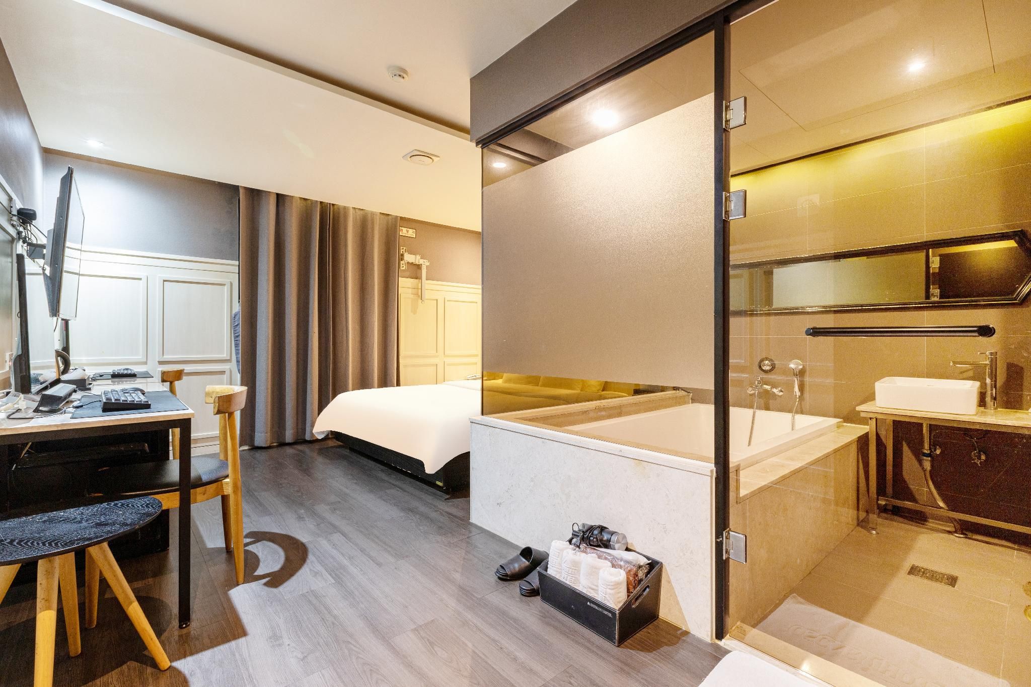 Gaming - 2 PCs (consecutive nights possible, save on expensive parking fees in downtown Seomyeon) (