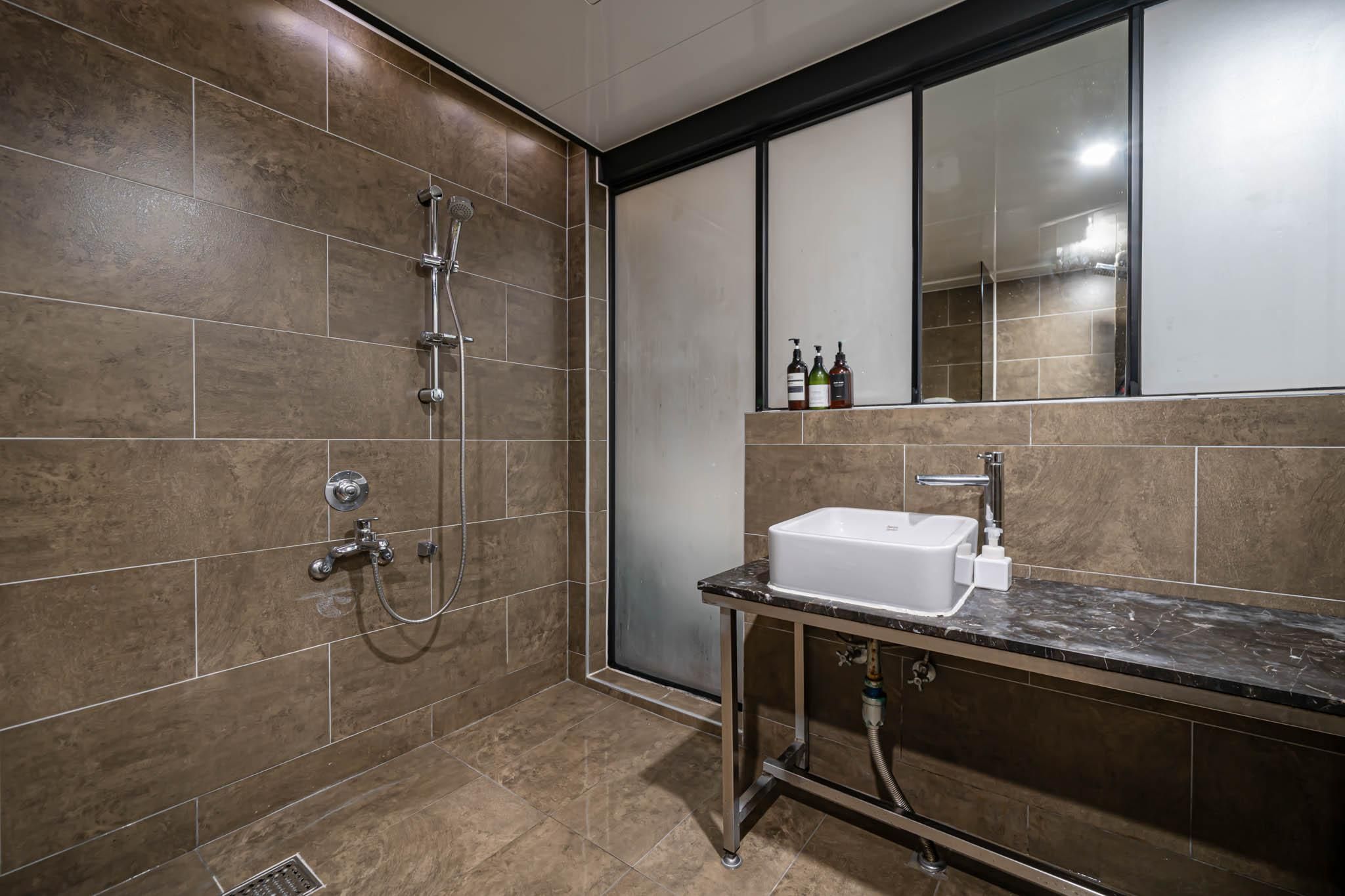 Deluxe (consecutive nights available, save on expensive parking fees in downtown Seomyeon) (Free pa