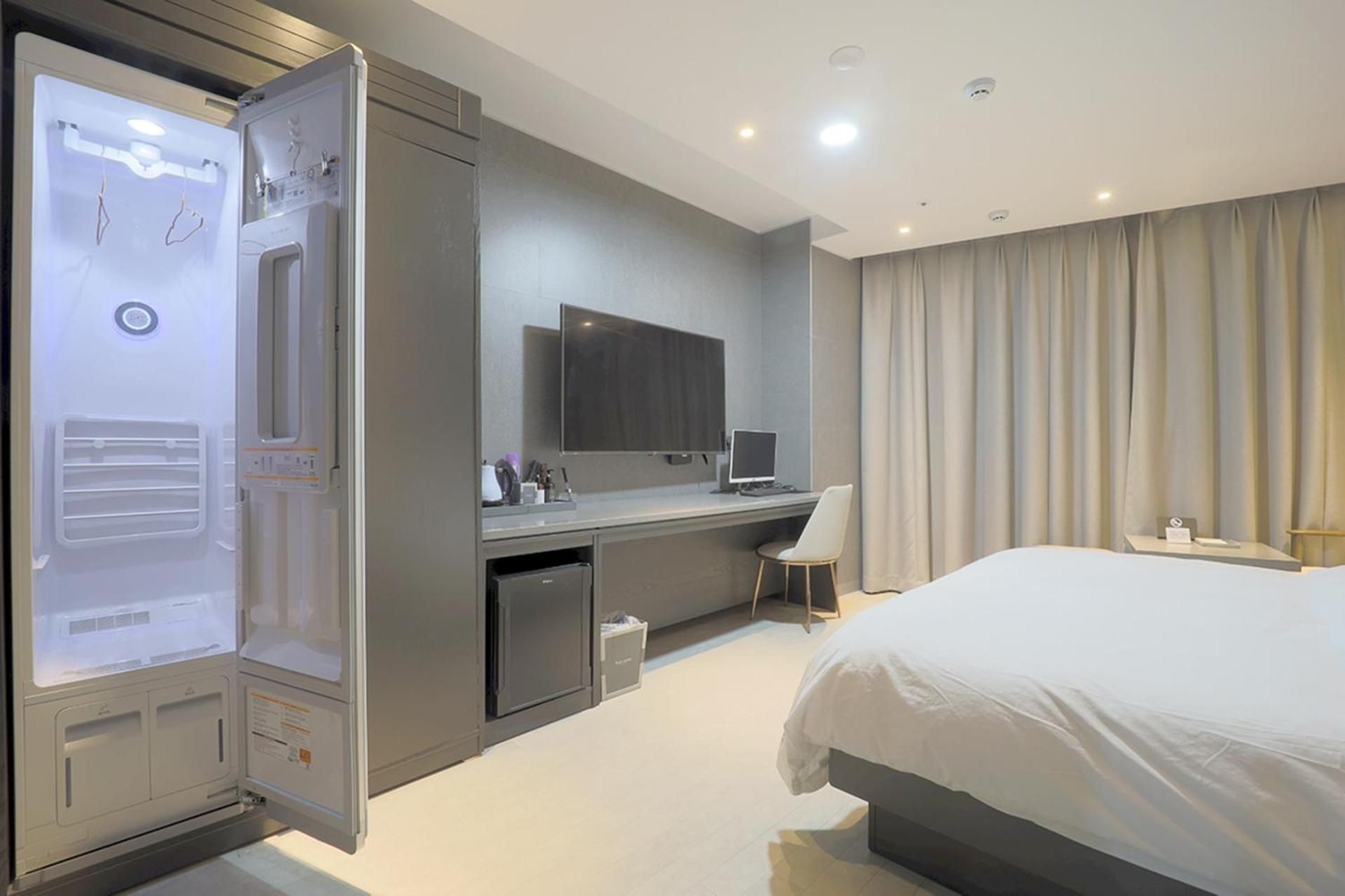 Yuna Hotel Business Large Double Room with City View 3