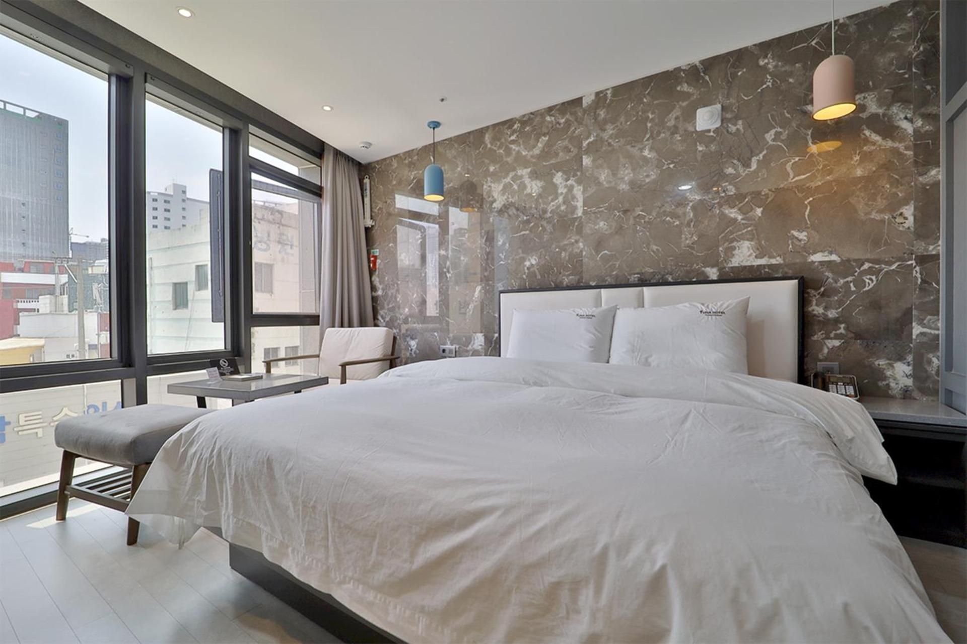 Yuna Hotel Business Large Double Room with City View