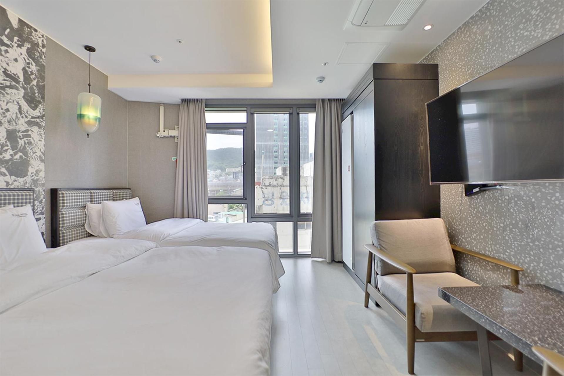 Yuna Hotel Business Large Twin Room with City View