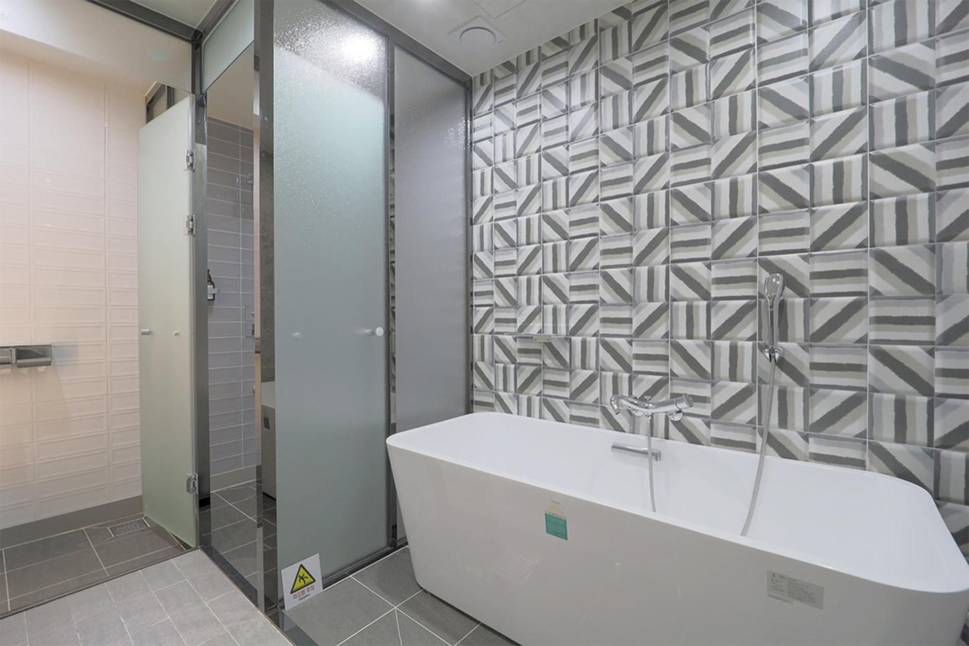 Yuna Hotel Business Large Twin Room with City View 3