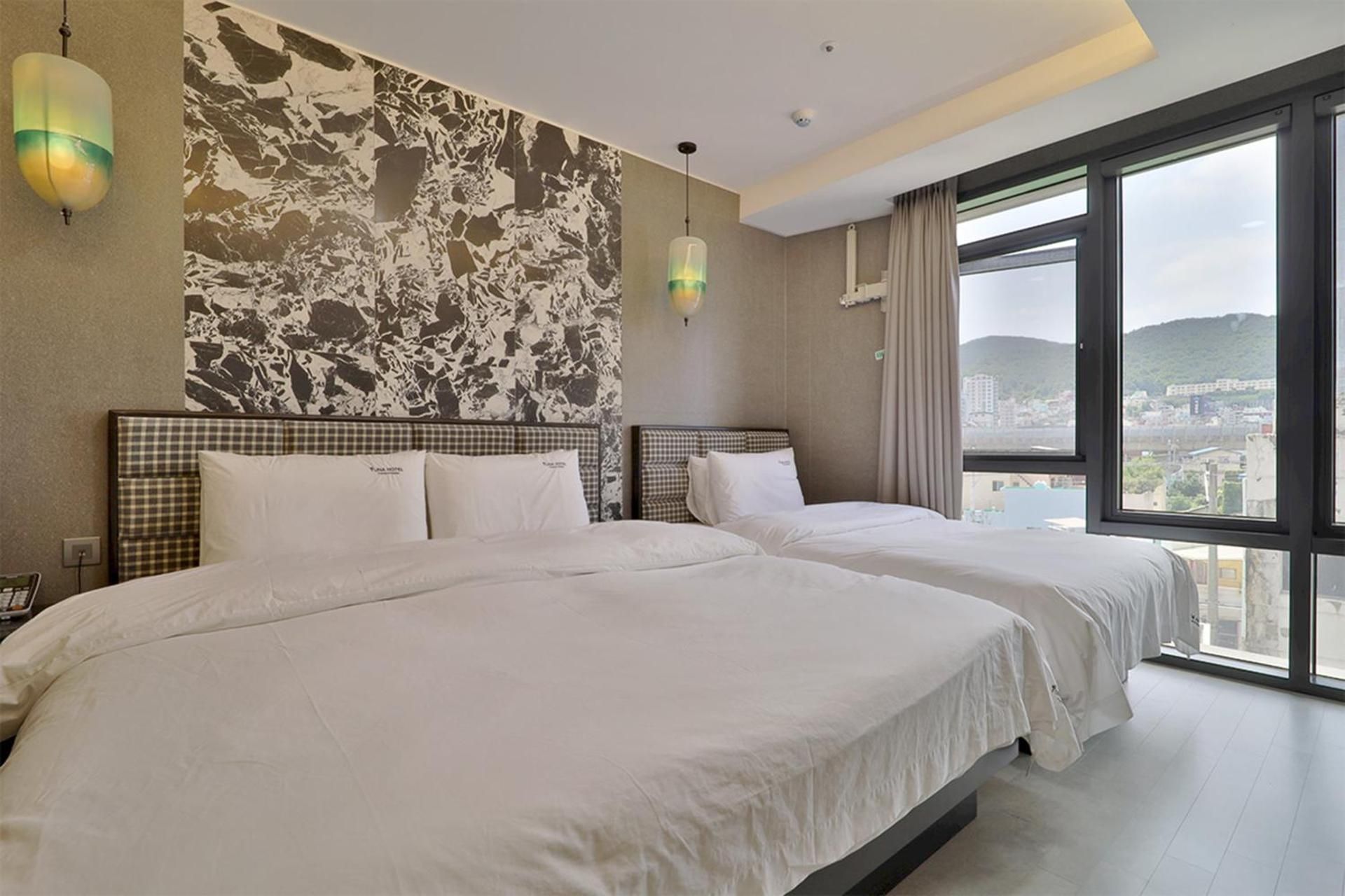 Yuna Hotel Business Large Twin Room with City View 2