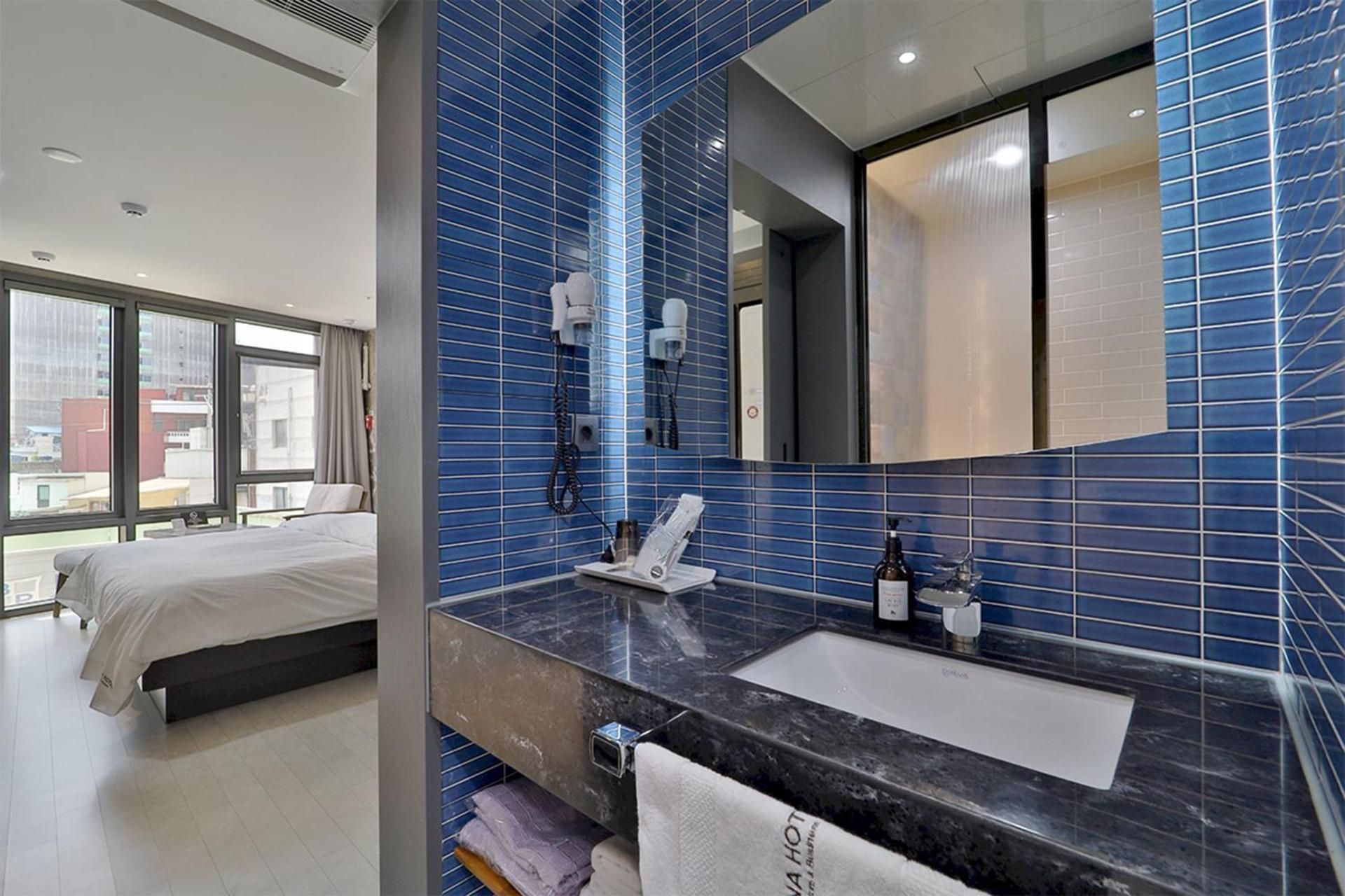 Yuna Hotel Business Large Double Room with City View 2