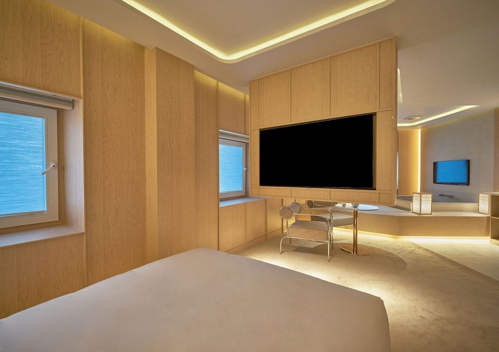 UH Continental CenterPoint Deluxe Triple Spa Room 8