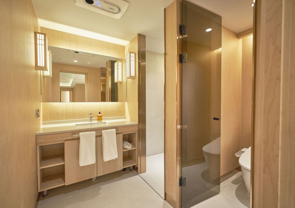 UH Continental CenterPoint Family Spa Suite 5