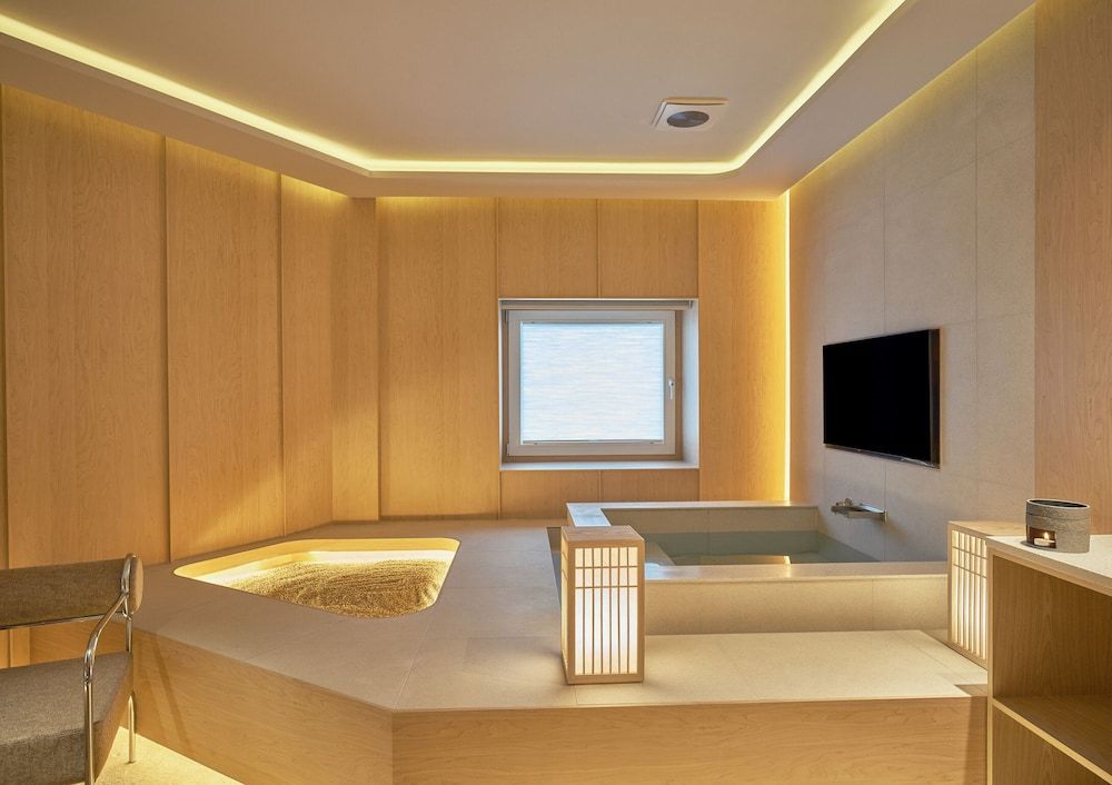 UH Continental CenterPoint Deluxe Triple Spa Room 7