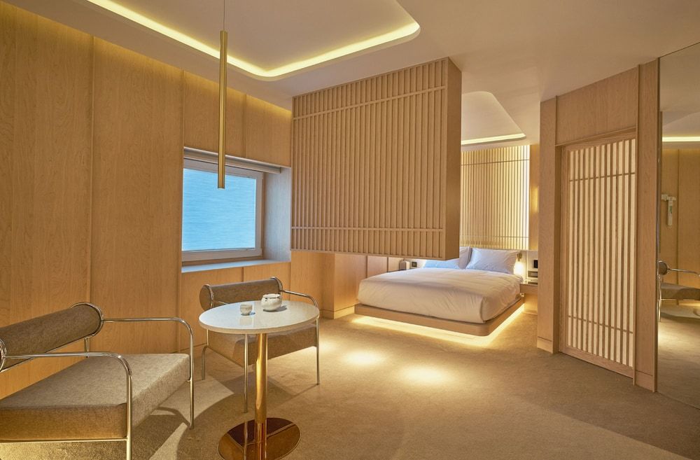 UH Continental CenterPoint Deluxe Triple Spa Room 3