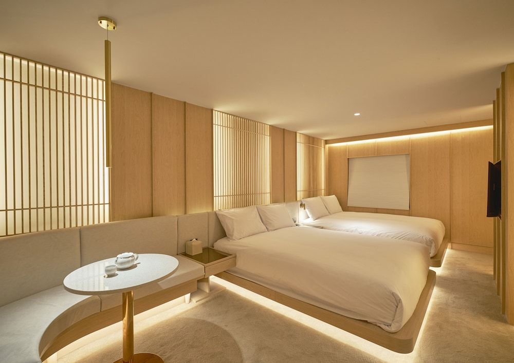 UH Continental CenterPoint Family Spa Suite