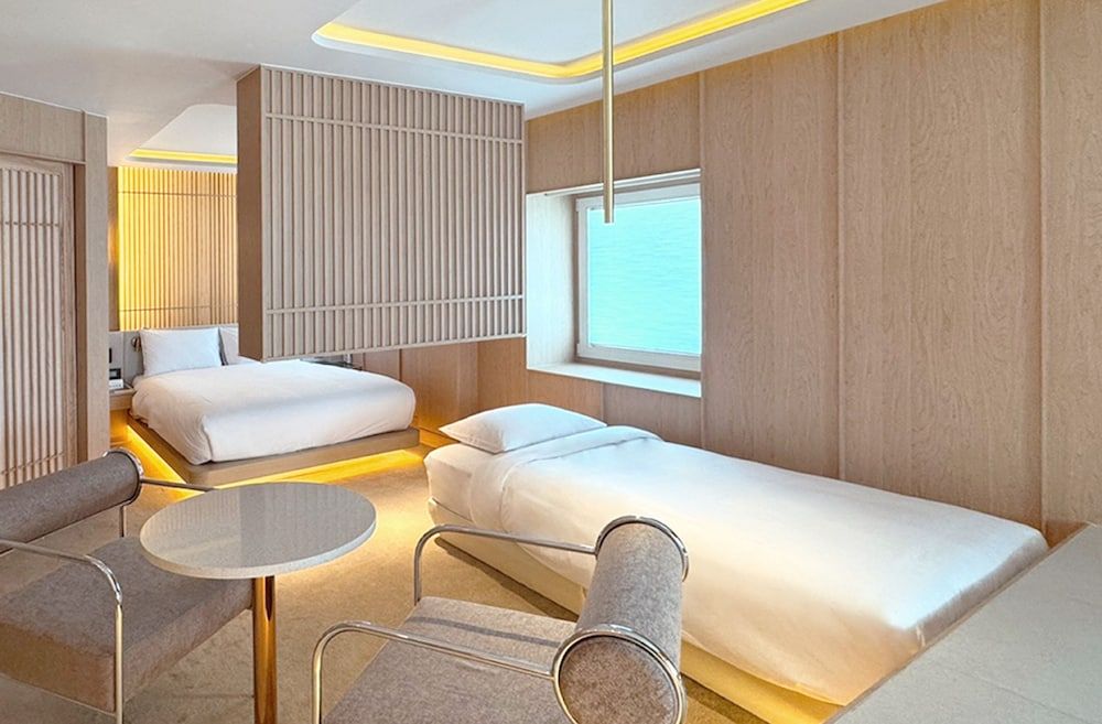 UH Continental CenterPoint Deluxe Triple Spa Room