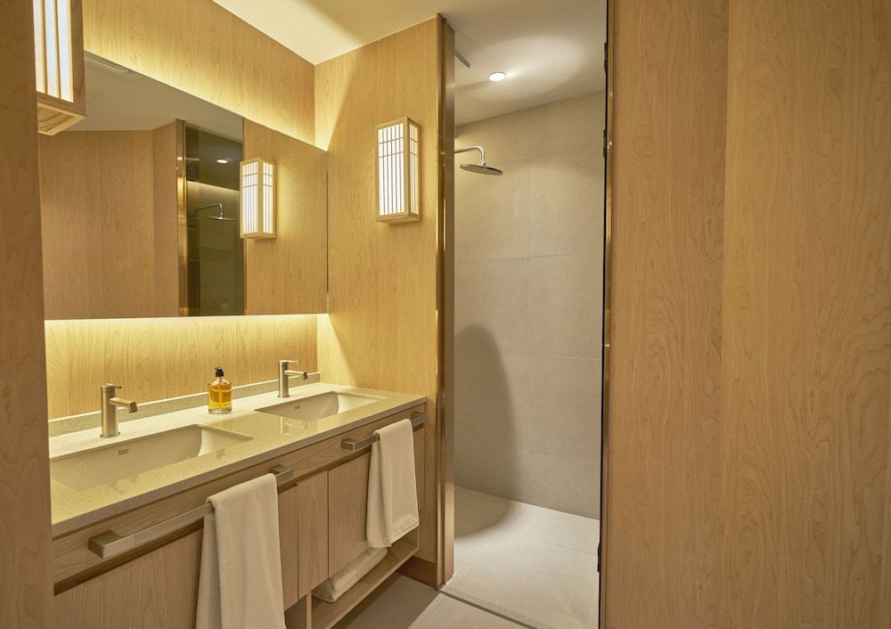 UH Continental CenterPoint Deluxe Triple Spa Room 5