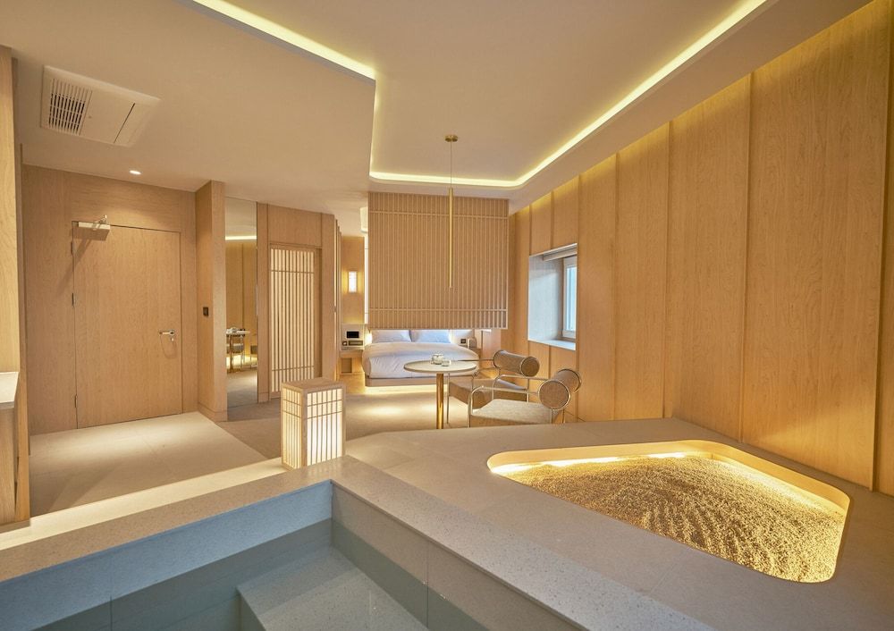 UH Continental CenterPoint Deluxe Triple Spa Room 6