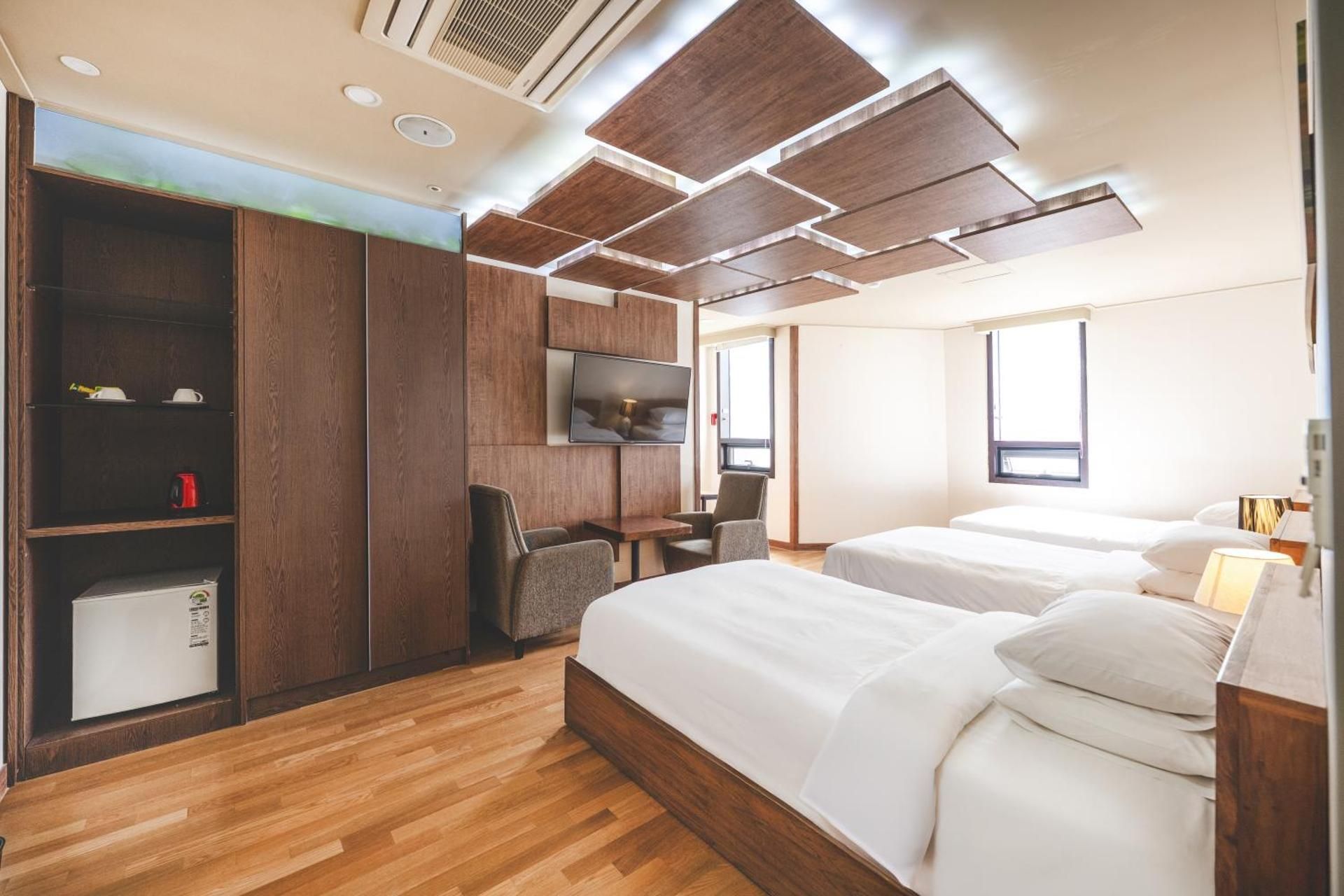 Deluxe Triple - Non-Smoking