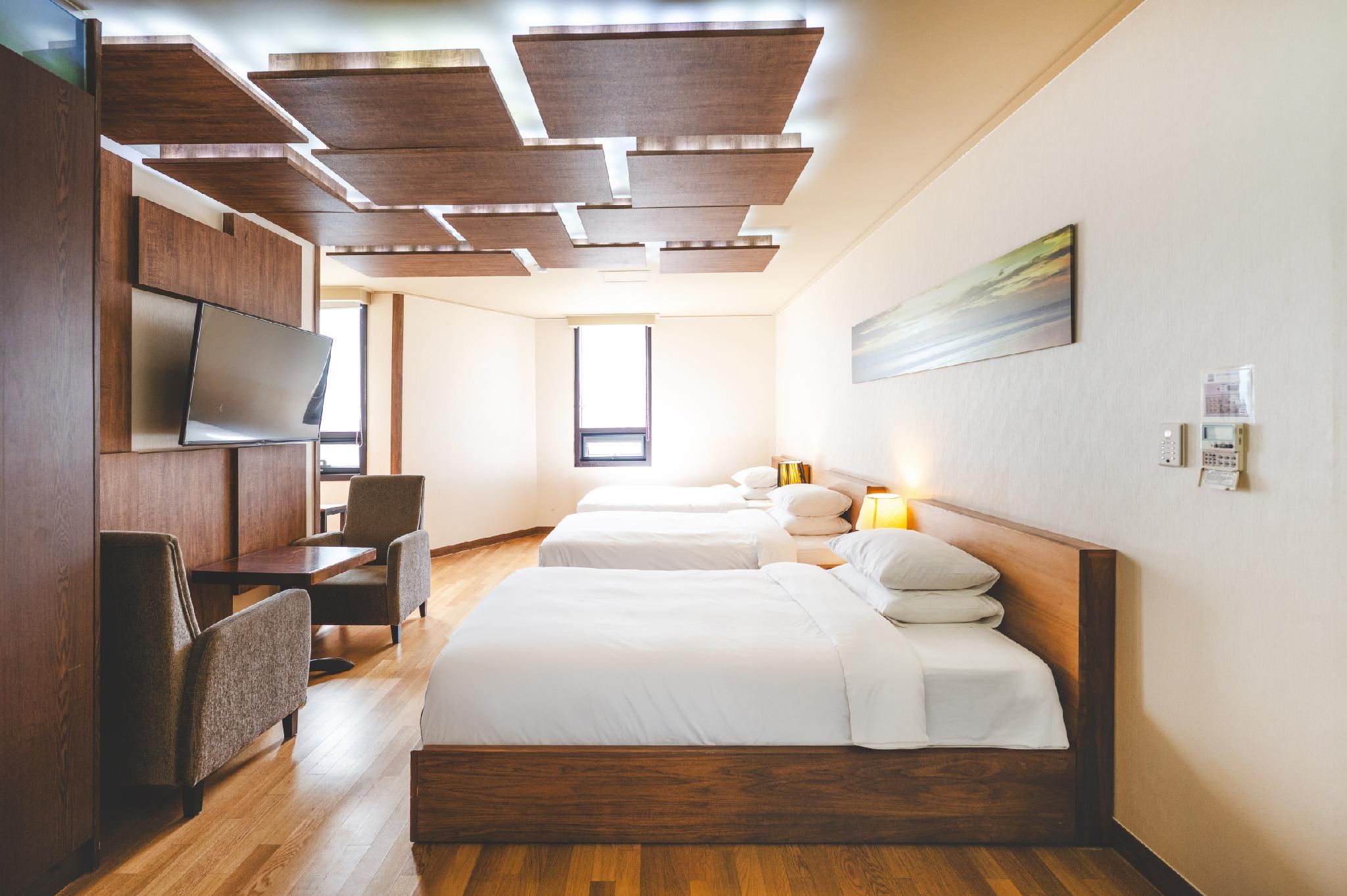 Deluxe Triple - Non-Smoking