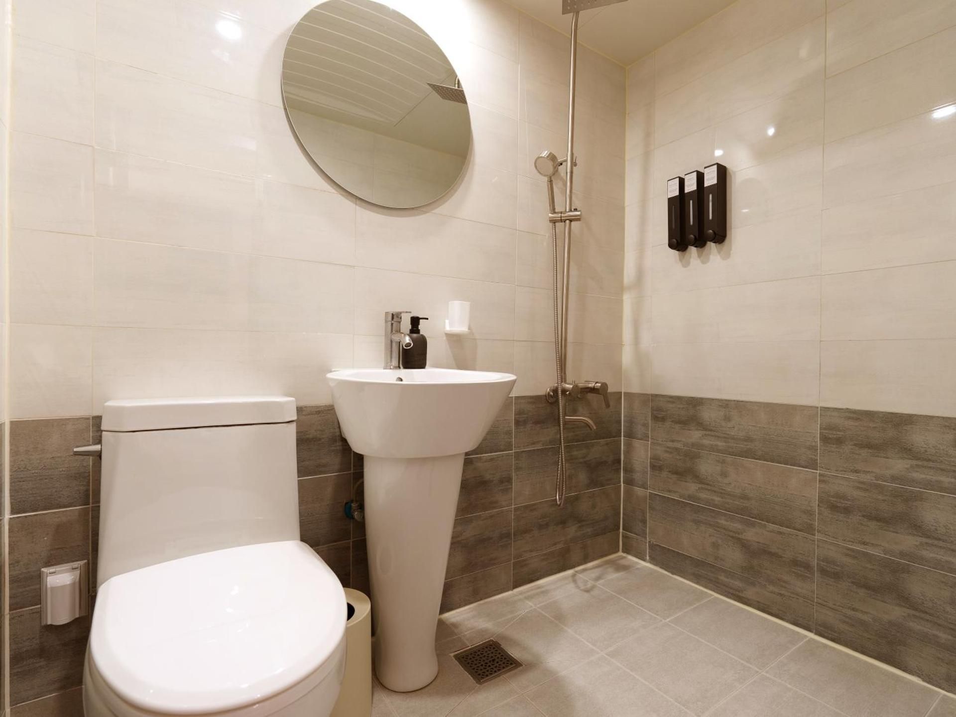 Busan N.Stay Hotel Deluxe Double Room B 3