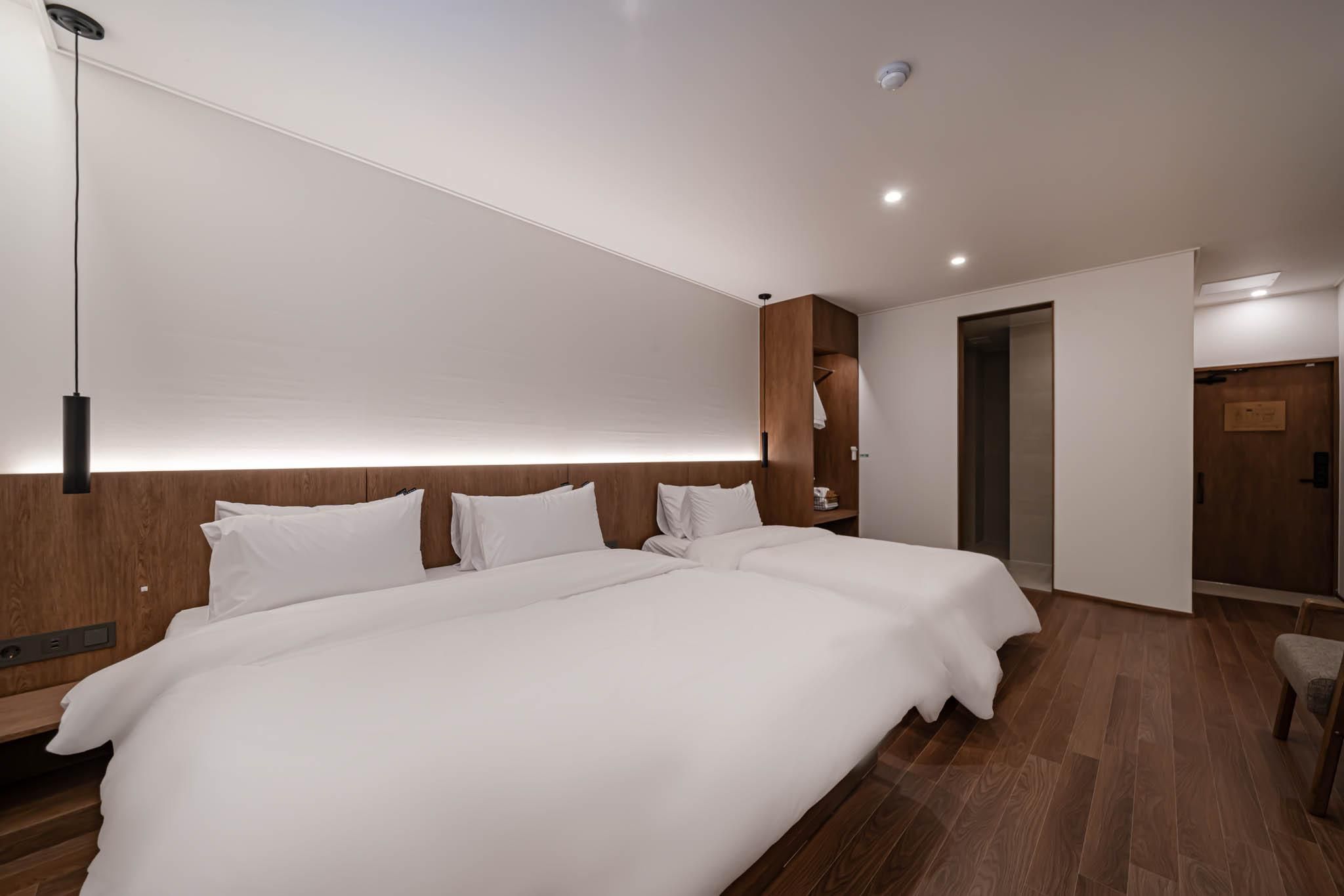 Triple - 1 Queen 1 Single