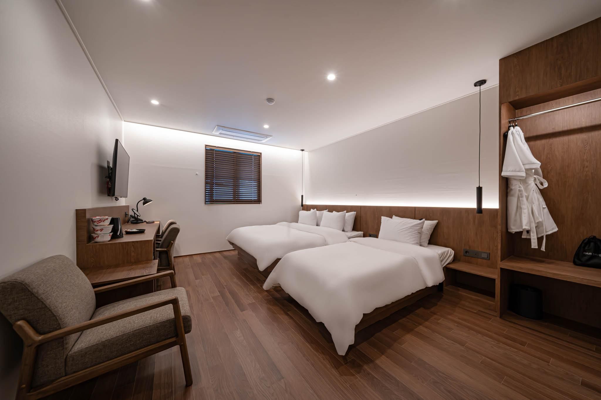 Triple - 1 Queen 1 Single