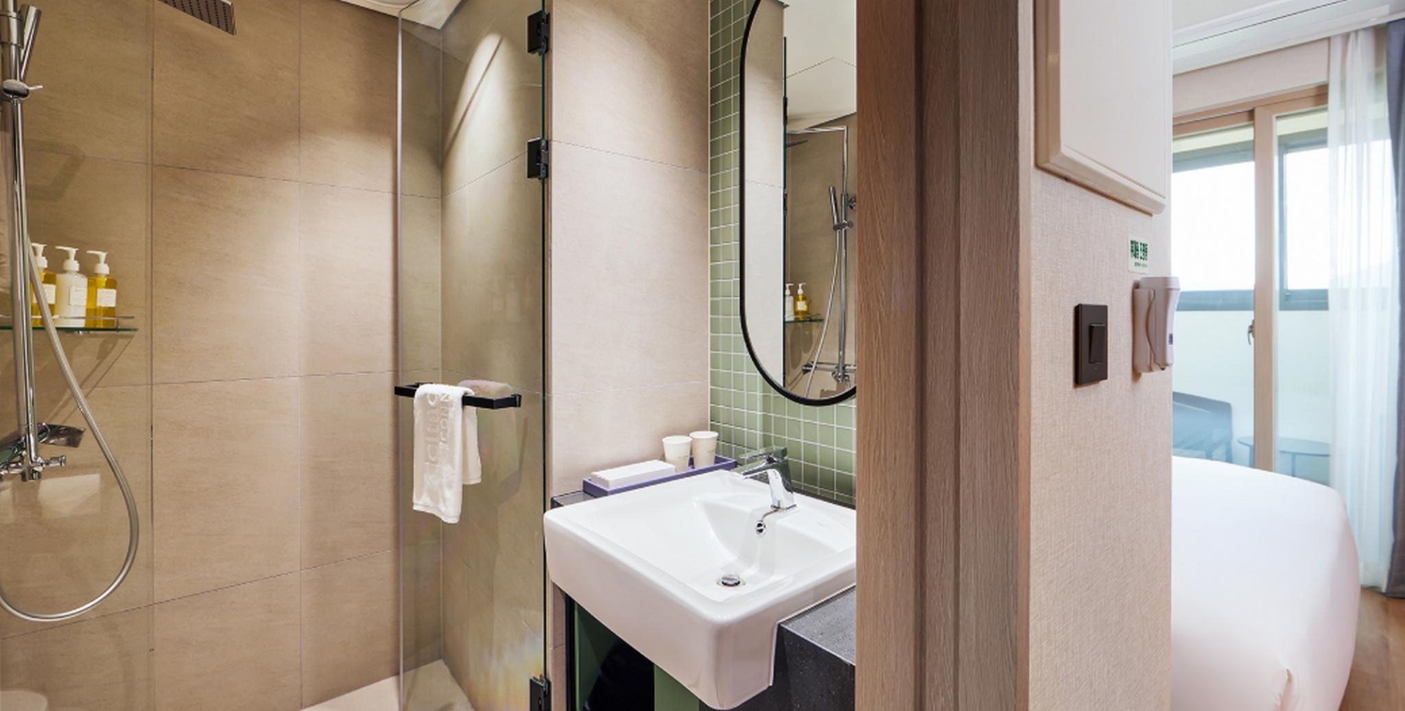 Citadines Connect Hotel Hari Busan Deluxe King City View 2