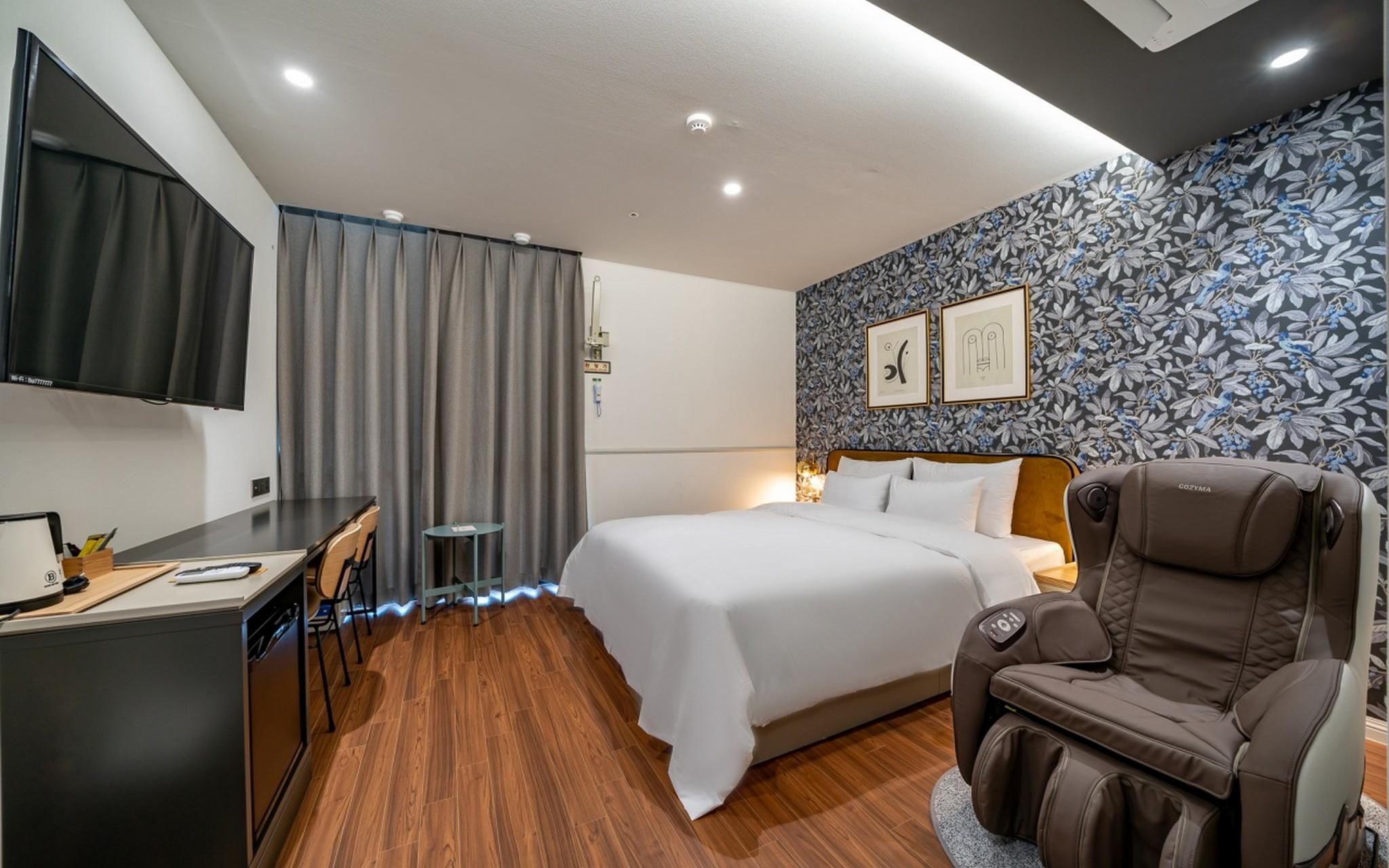 Premium - Free Breakfast Included