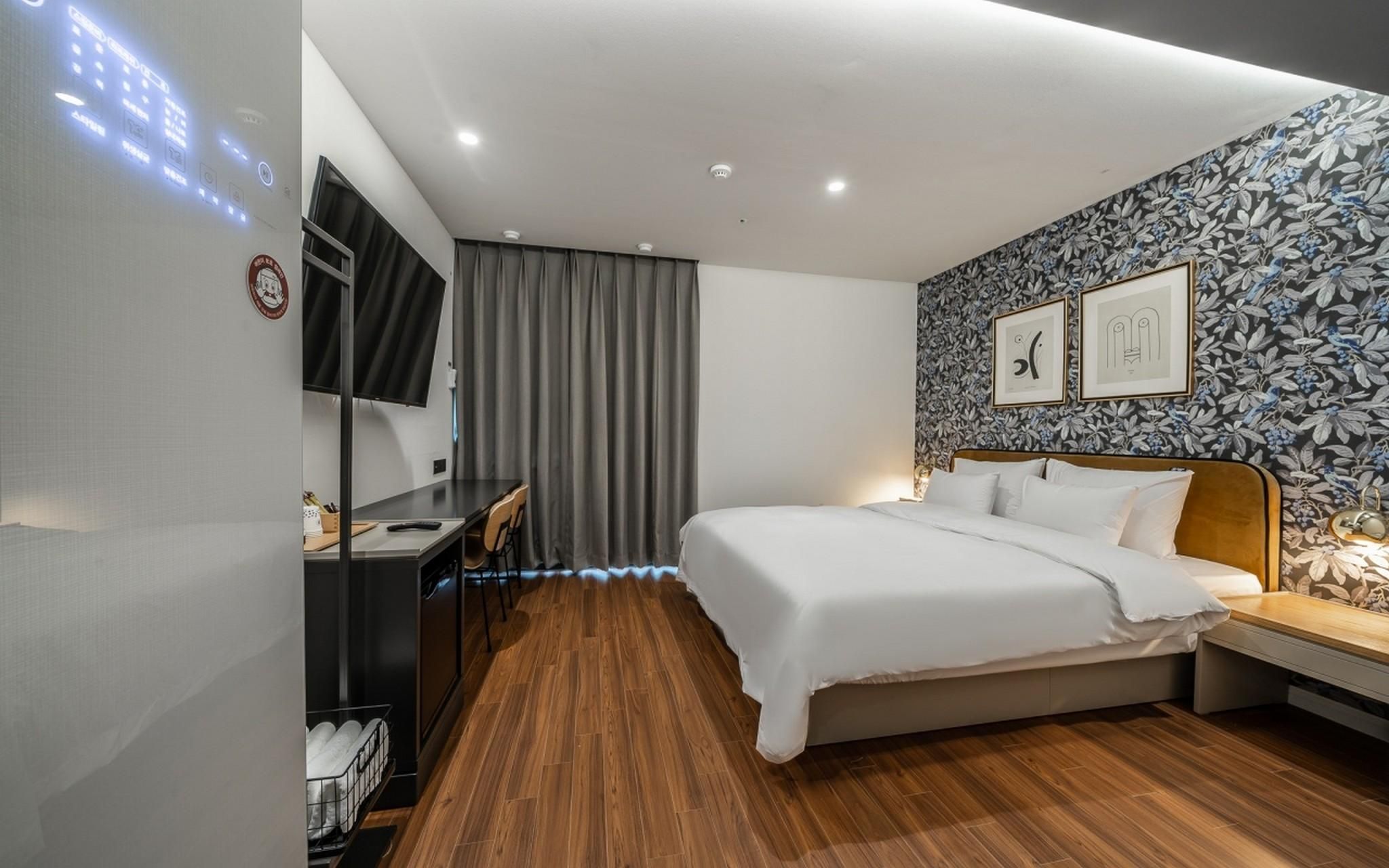 Premium - Free Breakfast Included