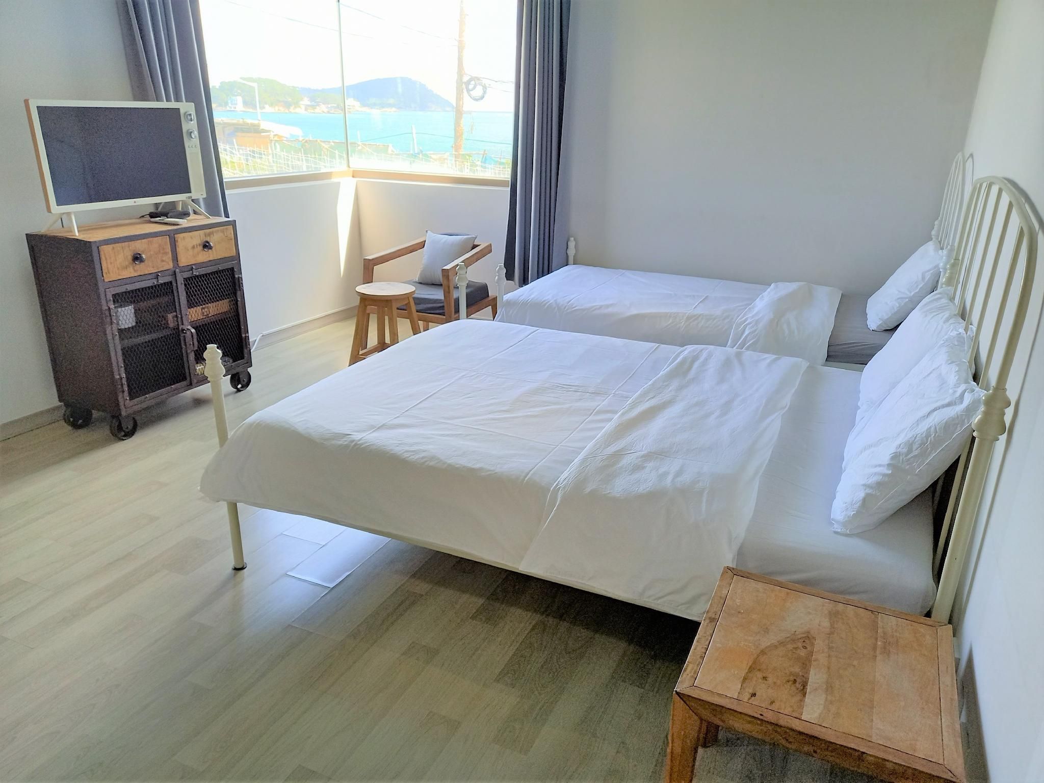 Room 202 Deluxe Twin (1 single + 1 double)