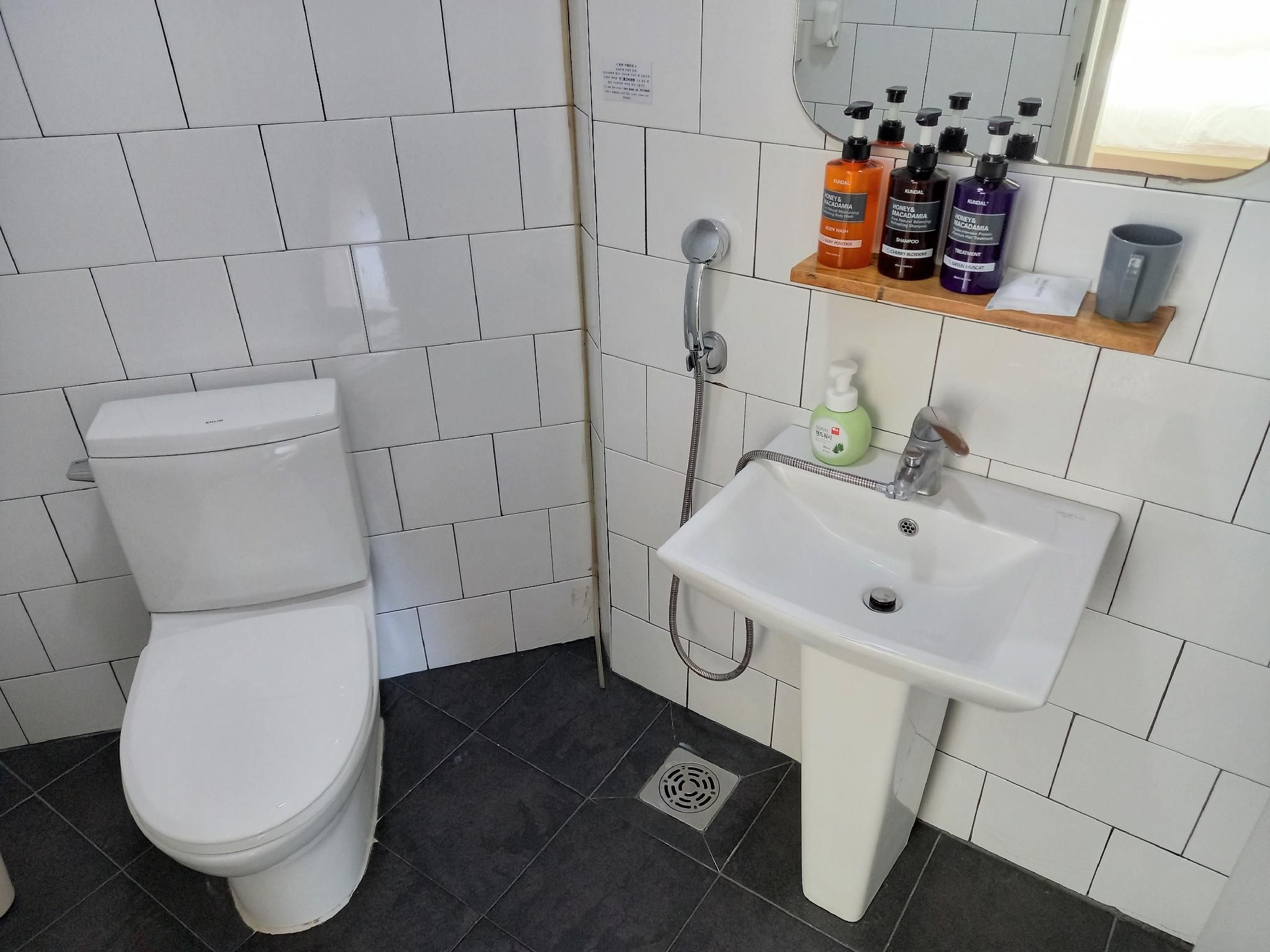 Room 201 Suite Room (2 bedrooms + 2 bathrooms)