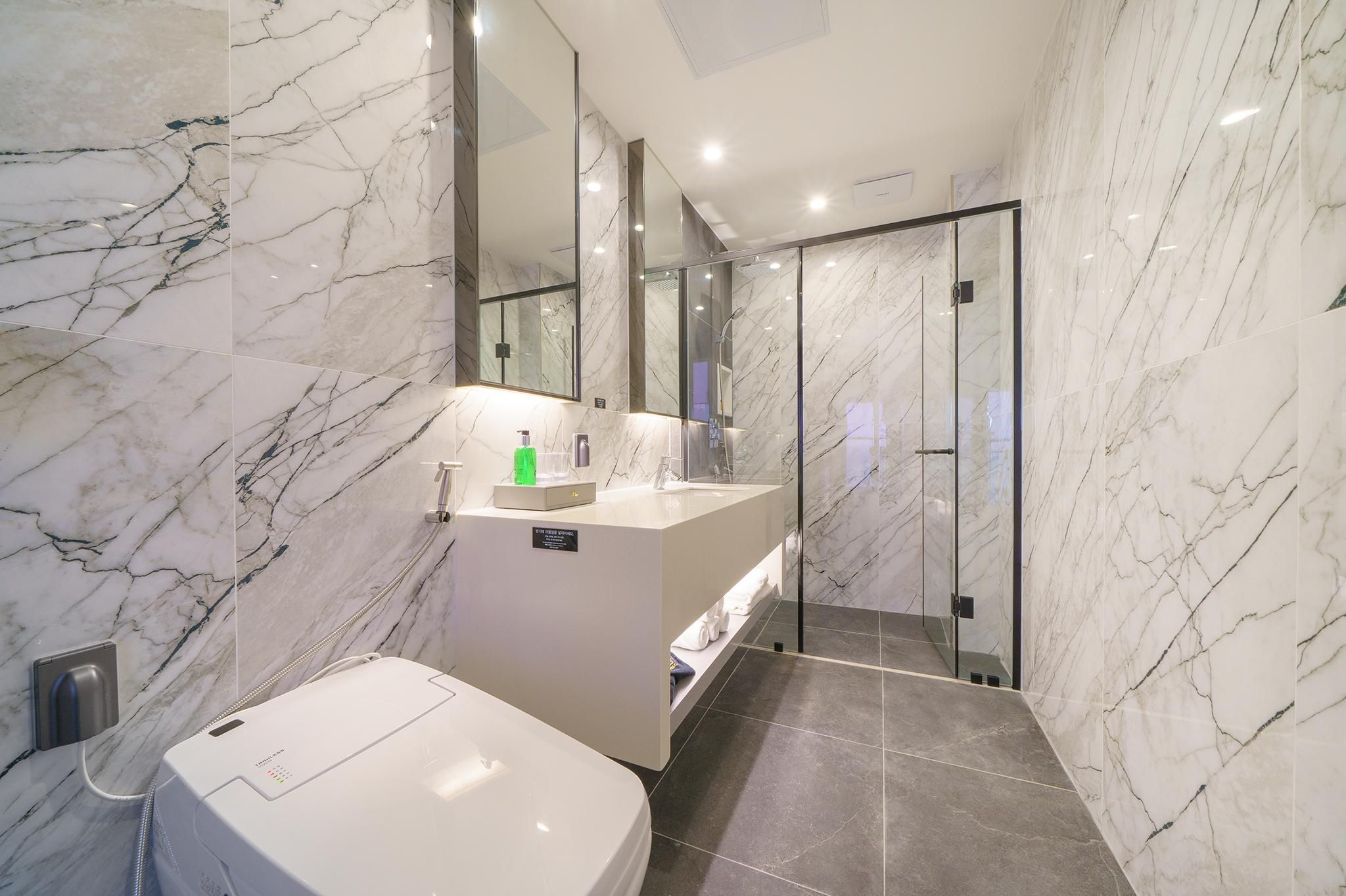 701 - Pent Ocean Pool