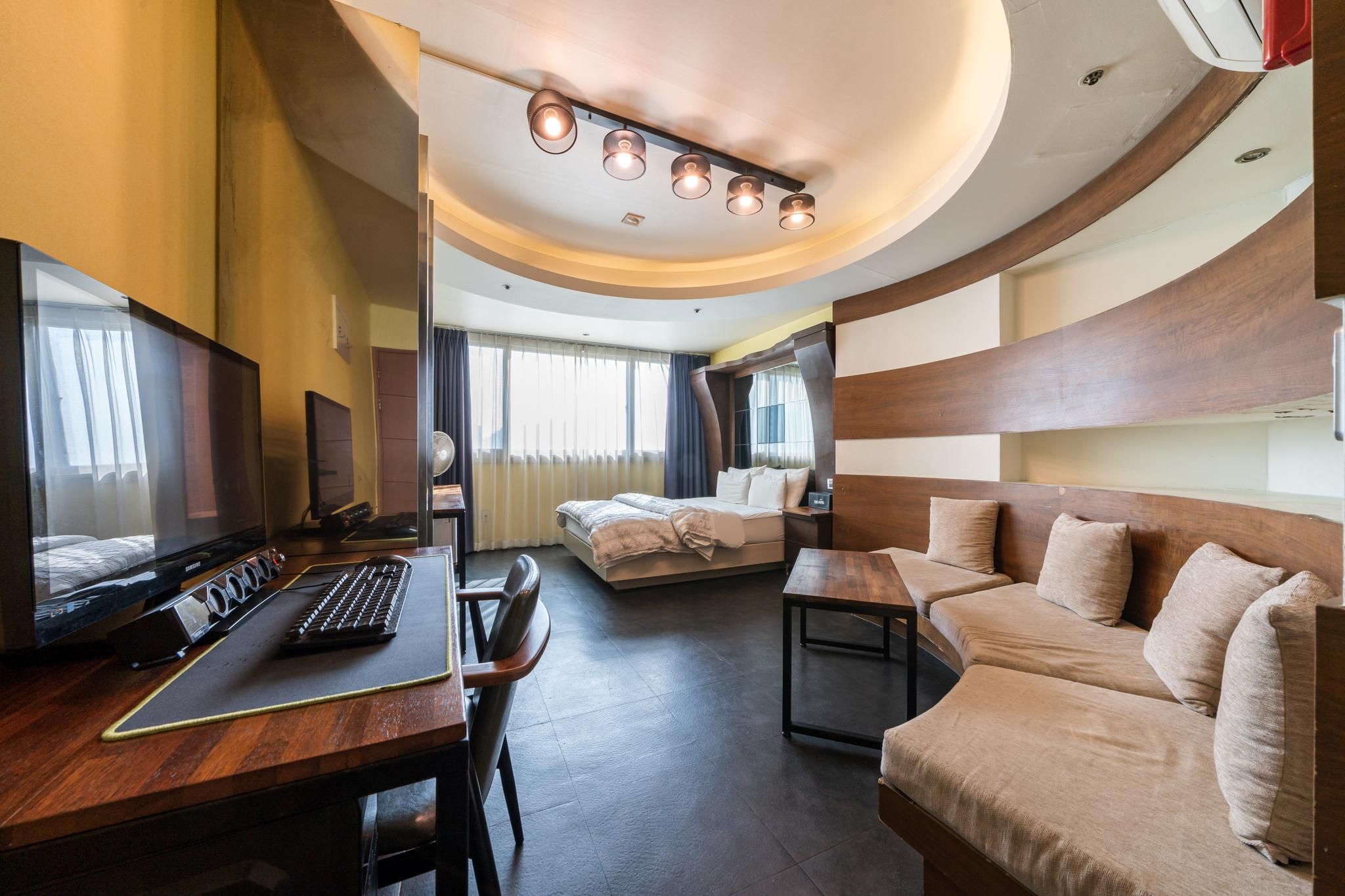 Standard (Netflix available)