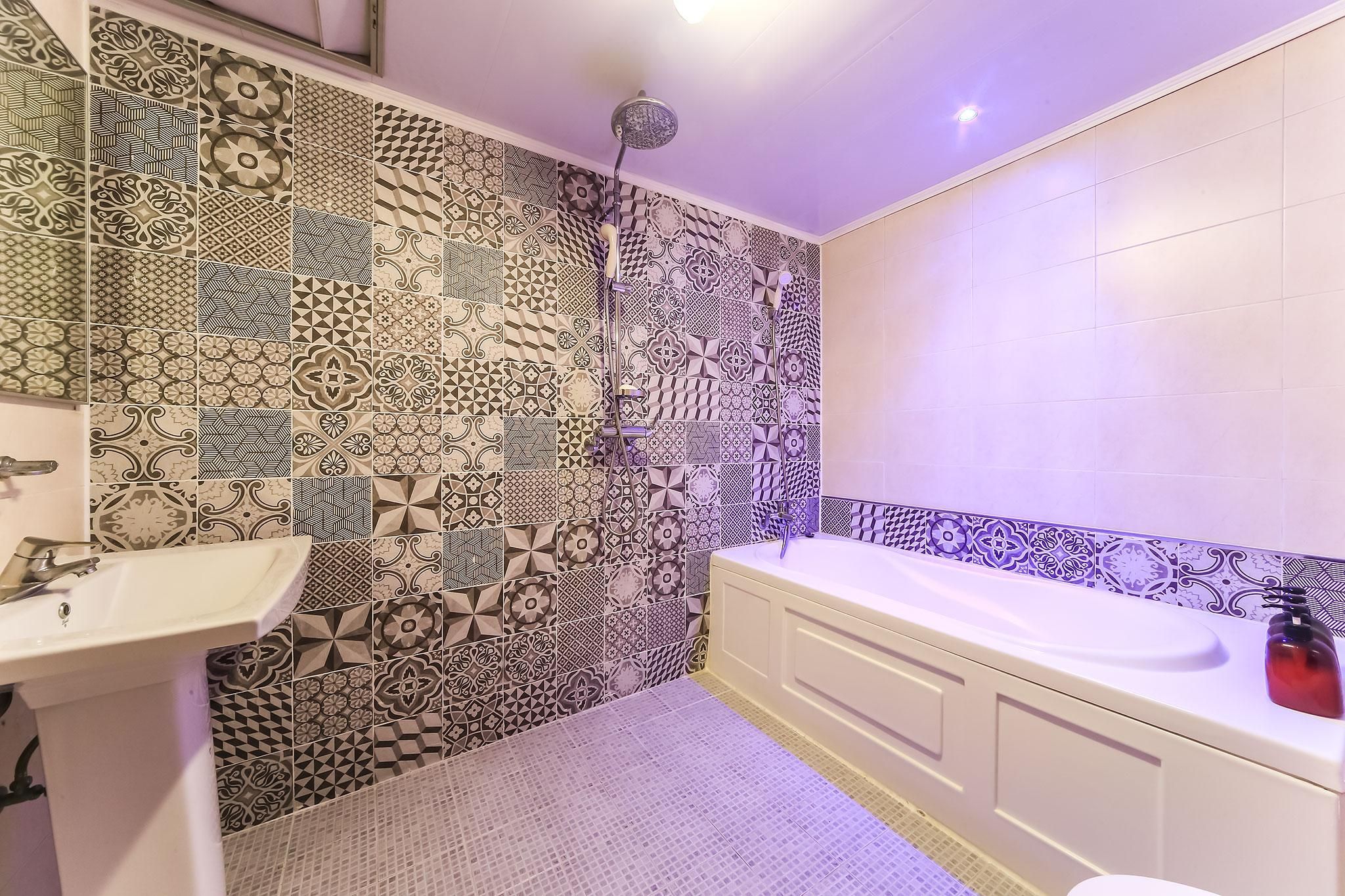 Standard (Netflix available)