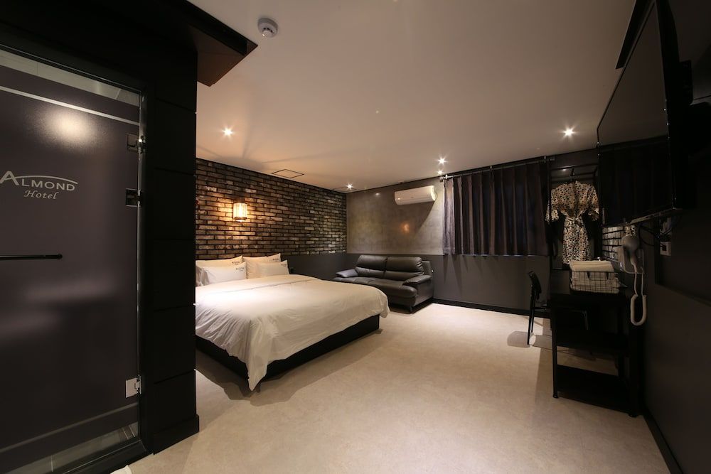 Gupo Station Almond Hotel Standard Double Room 5