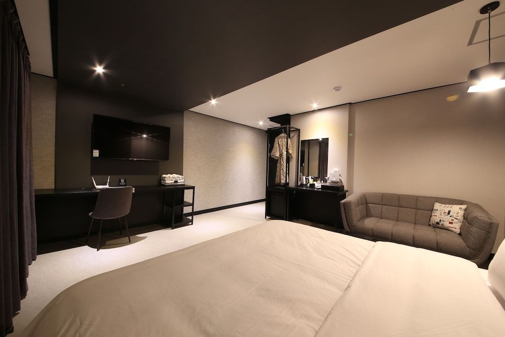 Gupo Station Almond Hotel Standard Double Room 9