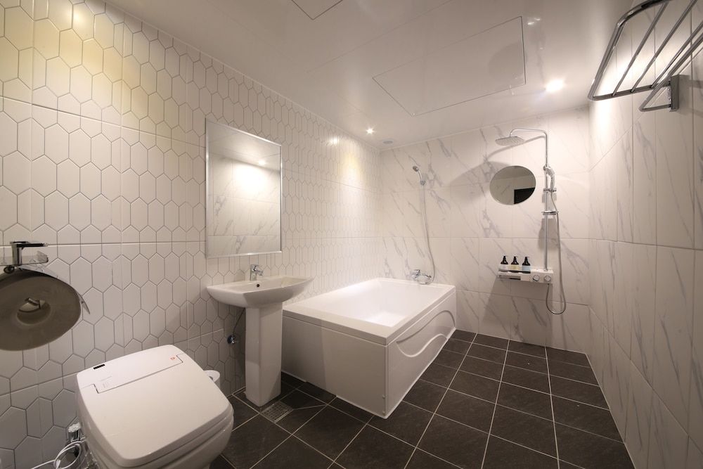 Gupo Station Almond Hotel Standard Double Room 8