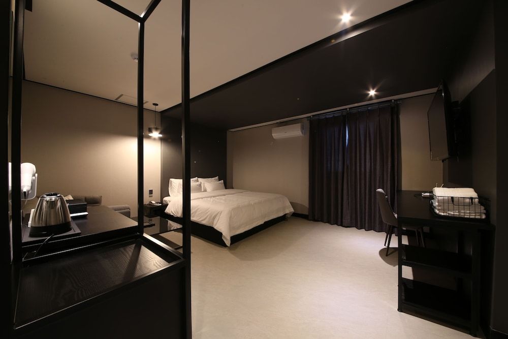 Gupo Station Almond Hotel Standard Double Room 10