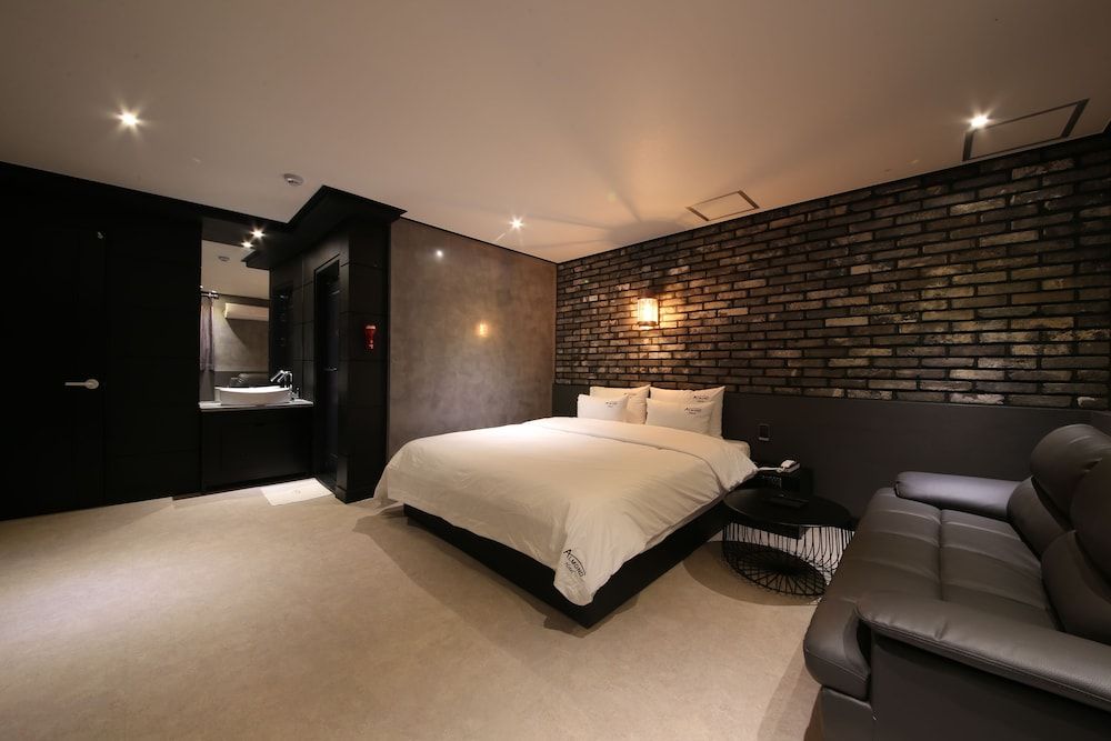 Gupo Station Almond Hotel Standard Double Room 6