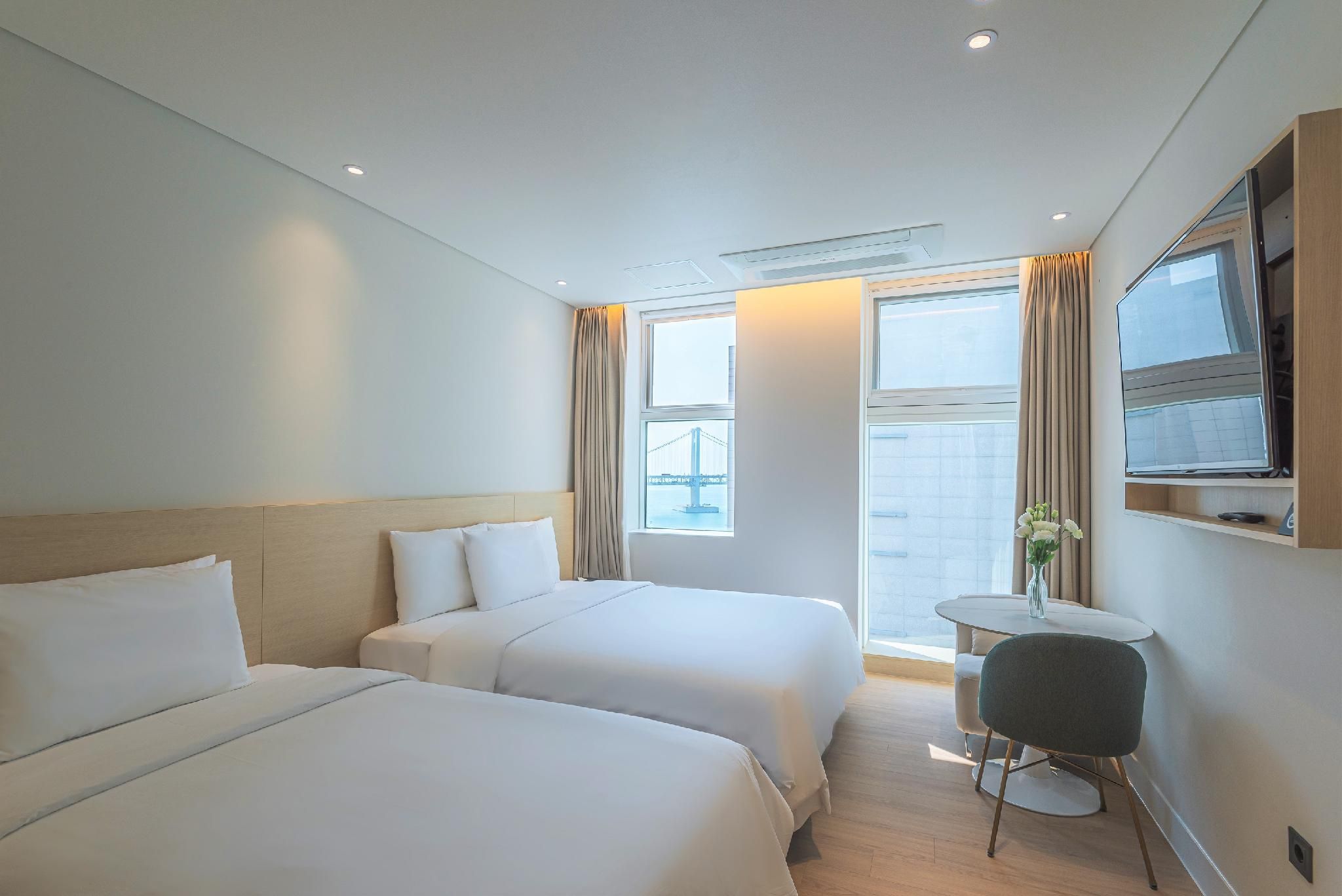 Premier Twin - Half Ocean View