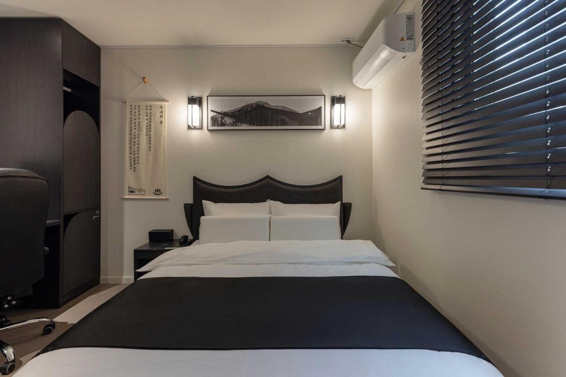 Deluxe Double Room with 2 Gaming PC