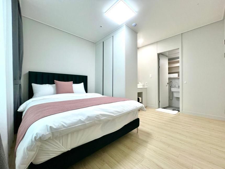 Eunhasu D&M Residence Three-Bedroom Apartment