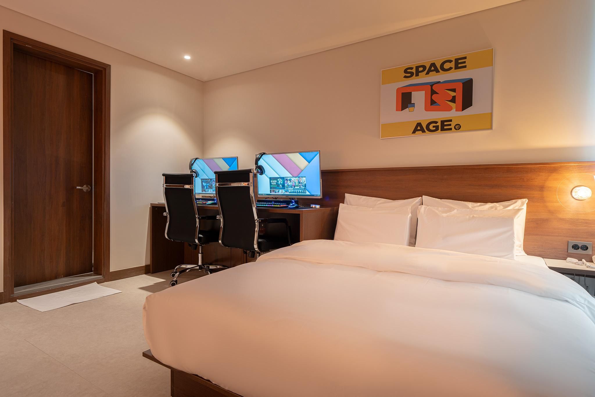 TimeTerminal Hotel Daejeon 1st by Aank 2 PCs (2 high-spec PCs, queen bed, 2-seater sofa & side table, smart TV, luxury hotel) 2