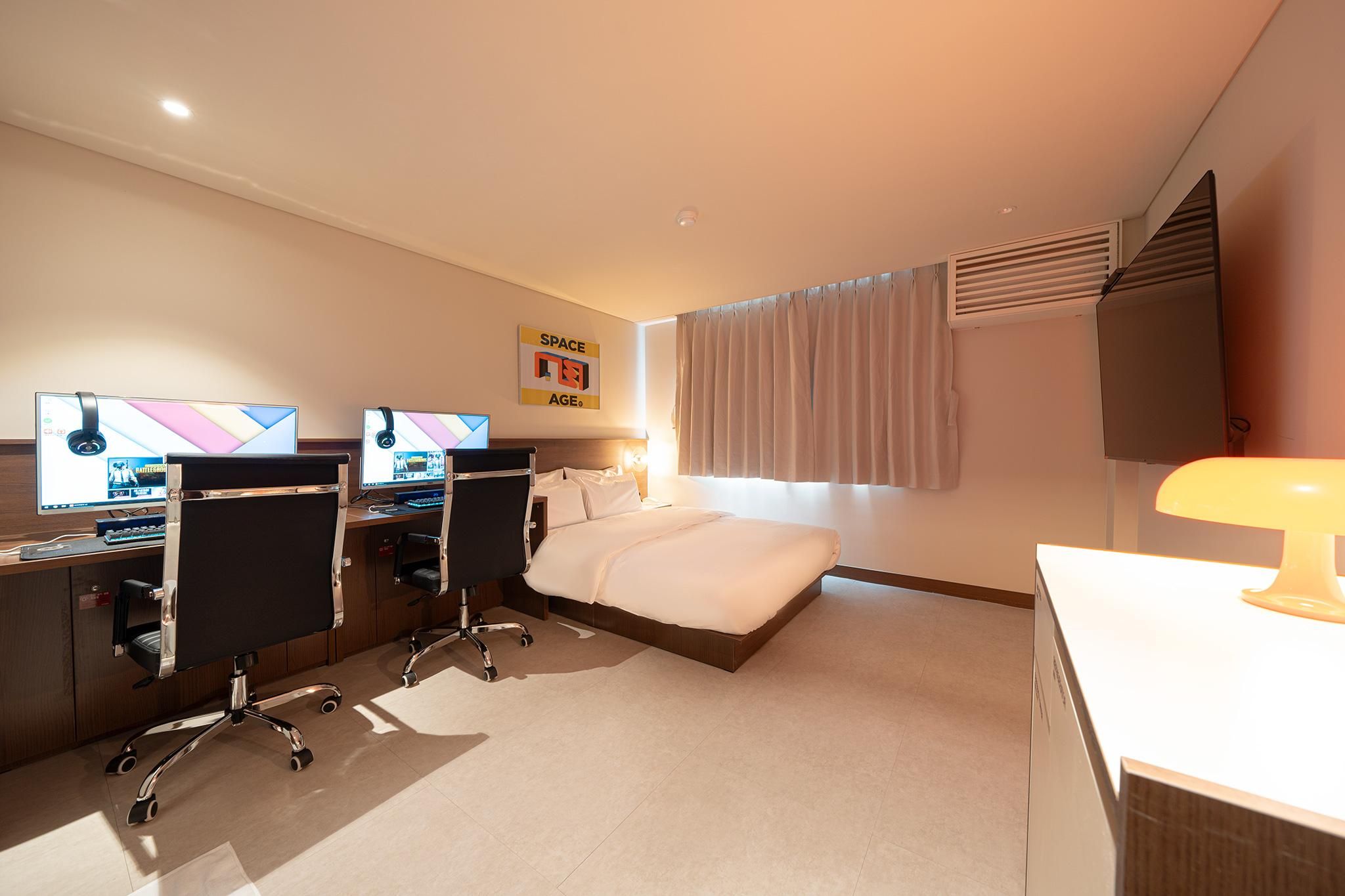 TimeTerminal Hotel Daejeon 1st by Aank 2 PCs (2 high-spec PCs, queen bed, 2-seater sofa & side table, smart TV, luxury hotel)