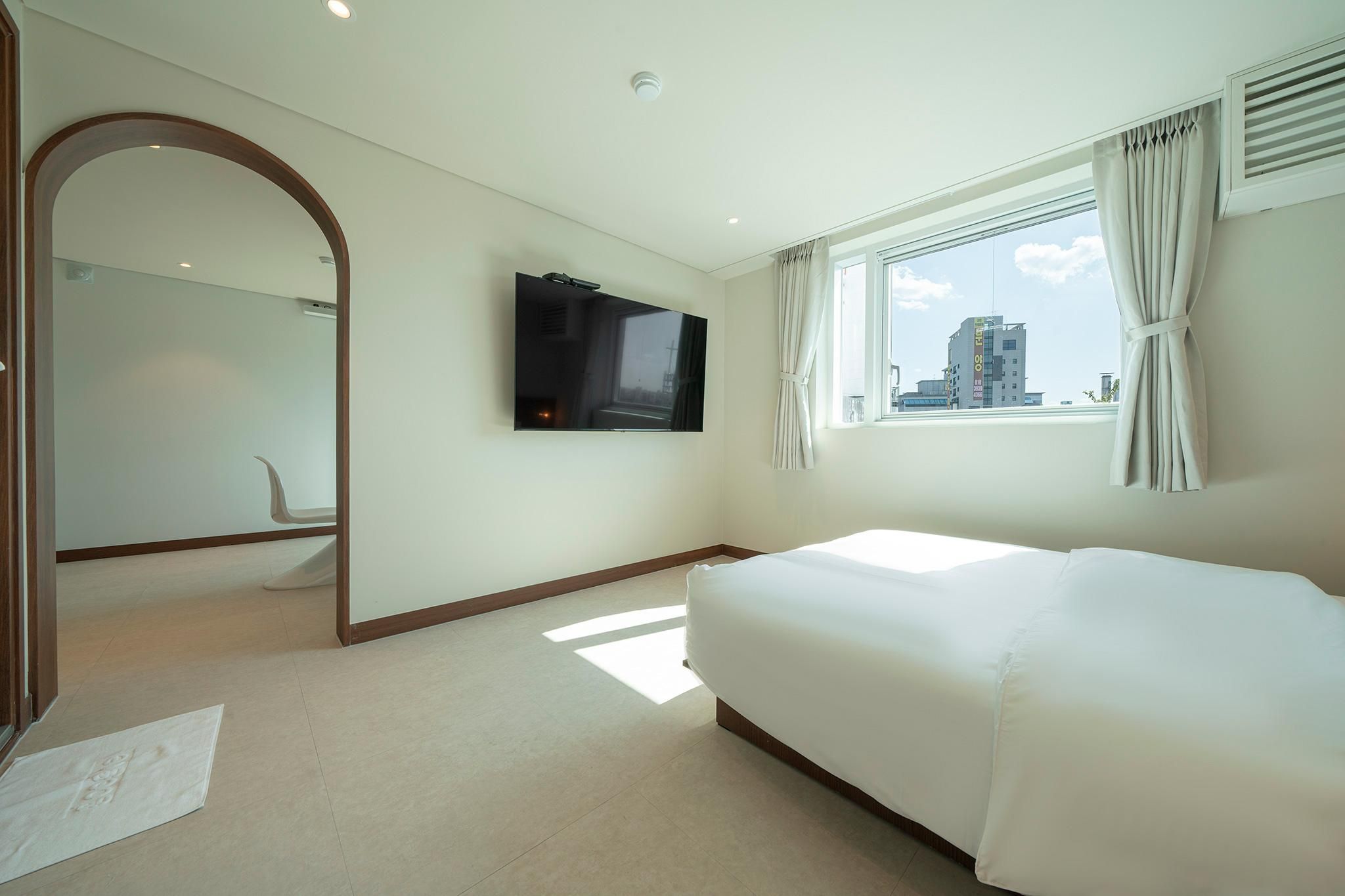 TimeTerminal Hotel Daejeon 1st by Aank Movie (styler, beam projector, large screen, queen bed, dining table, luxury hotel bedding)
