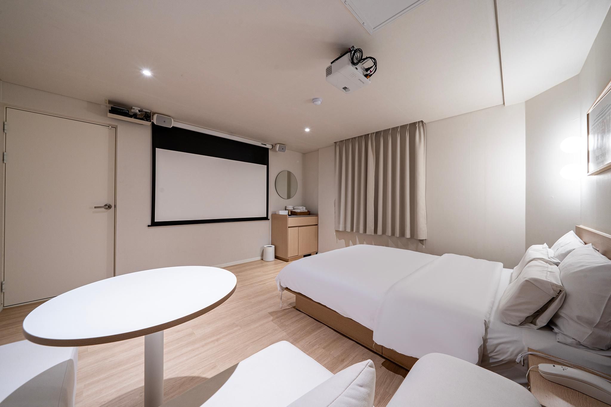 Movie room (large screen/parking available)