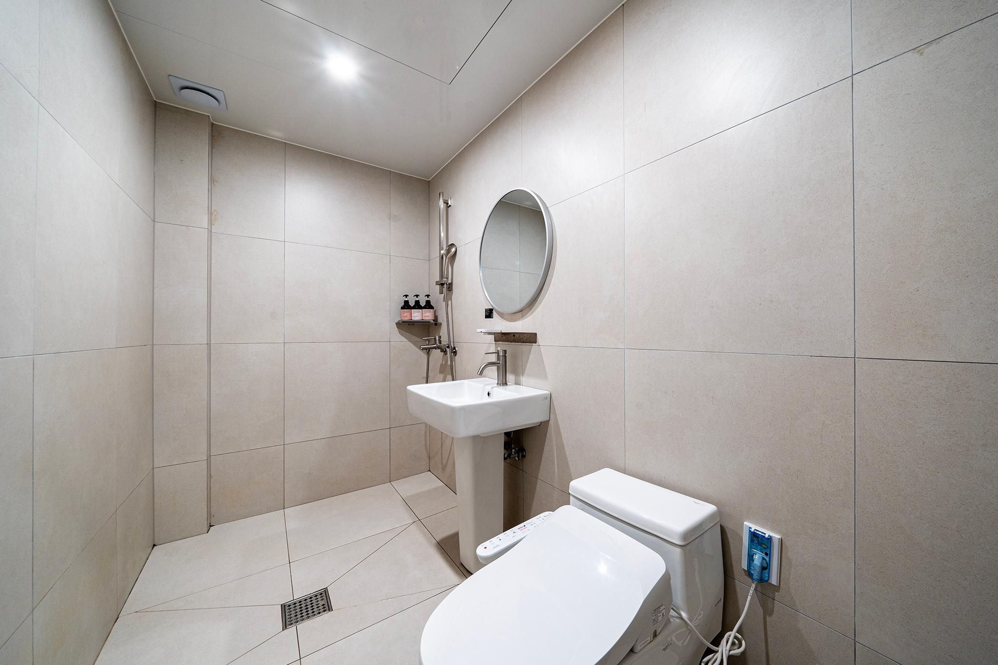 Movie room (large screen/parking available)