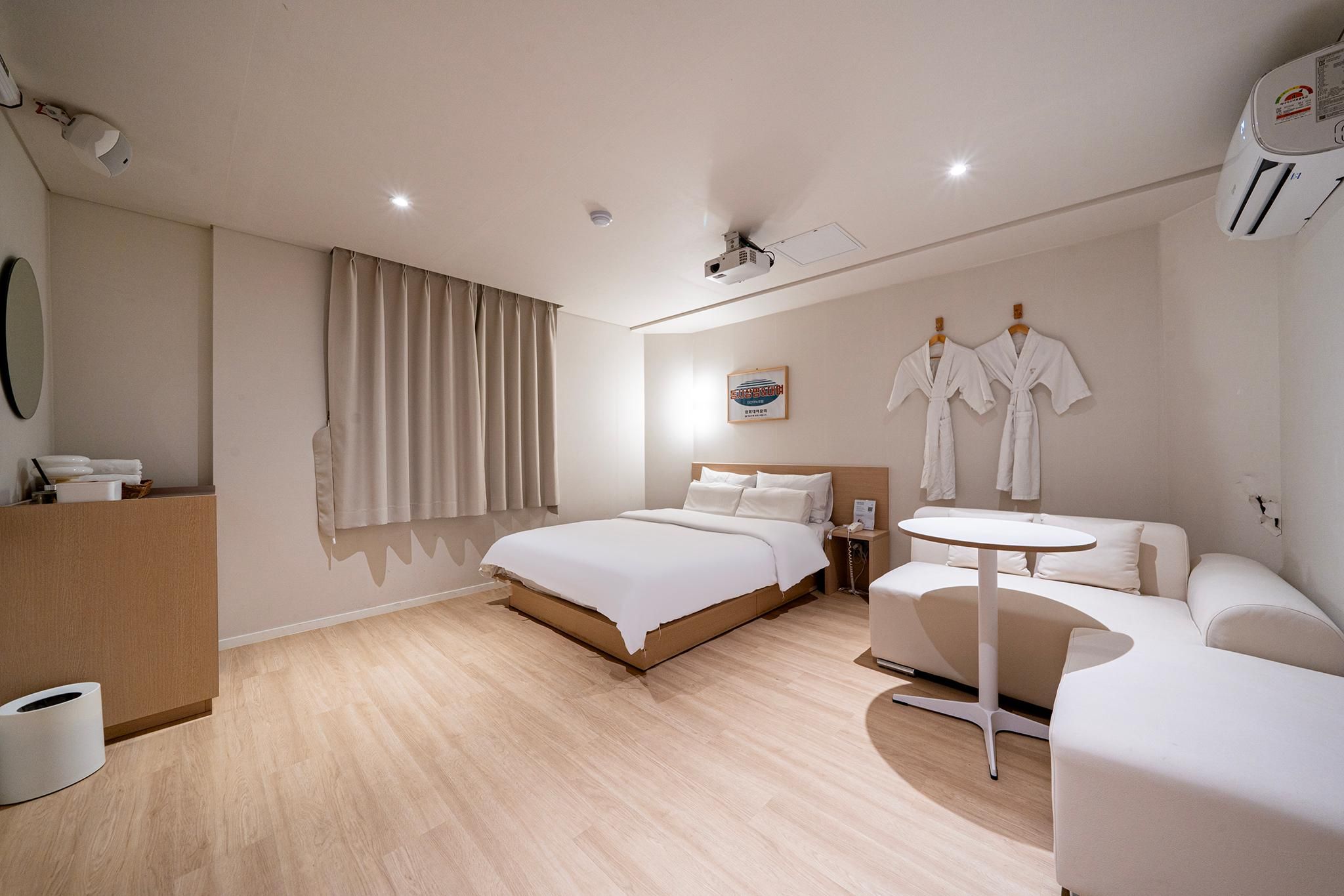 Movie room (large screen/parking available)