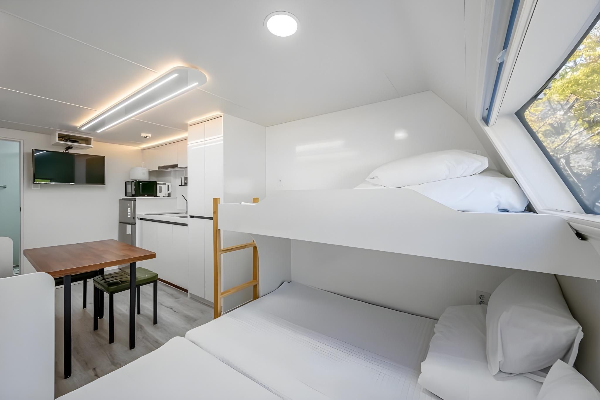 Special caravan (bunk bed type) random assignment