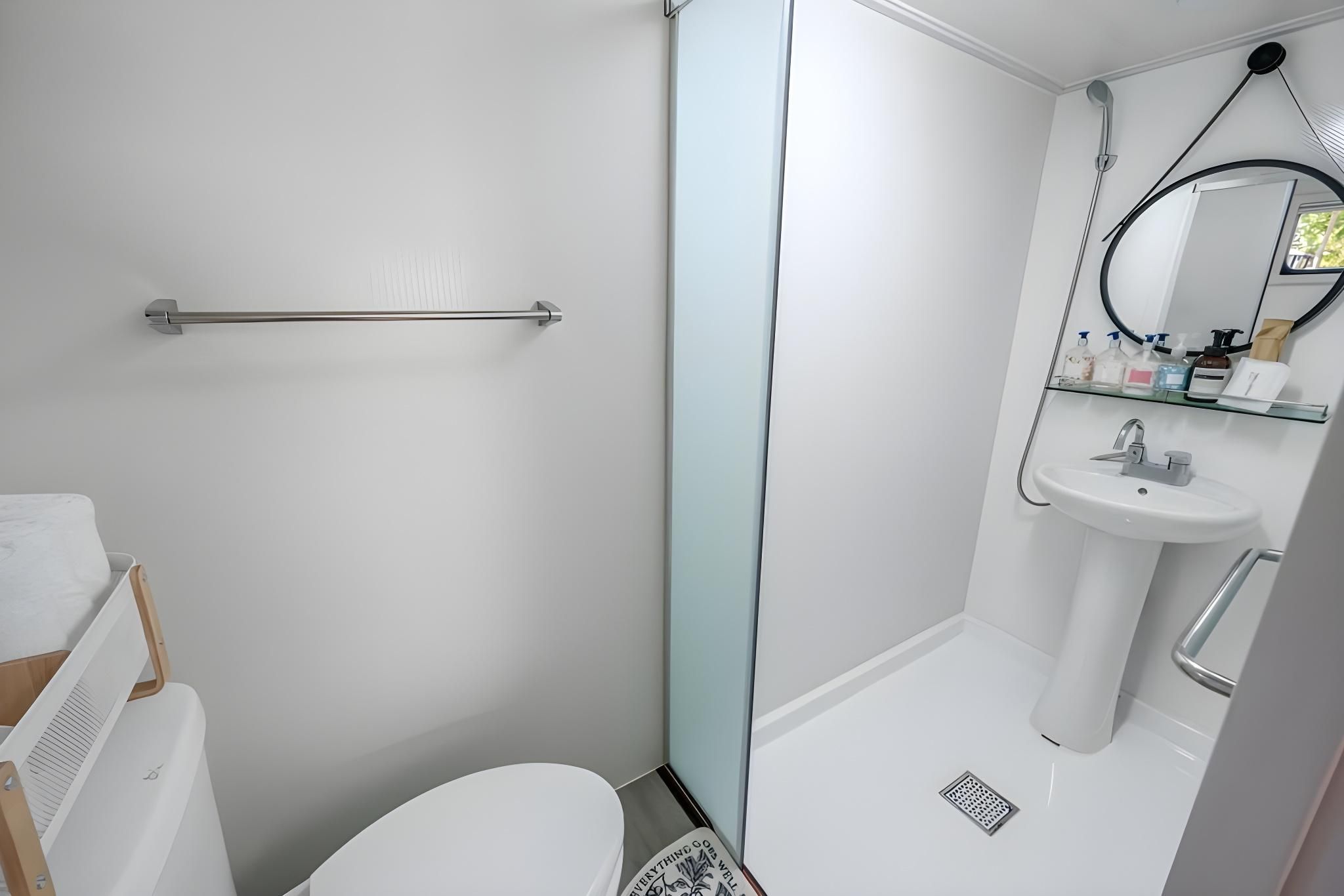 Special caravan (queen bed type) random allocation