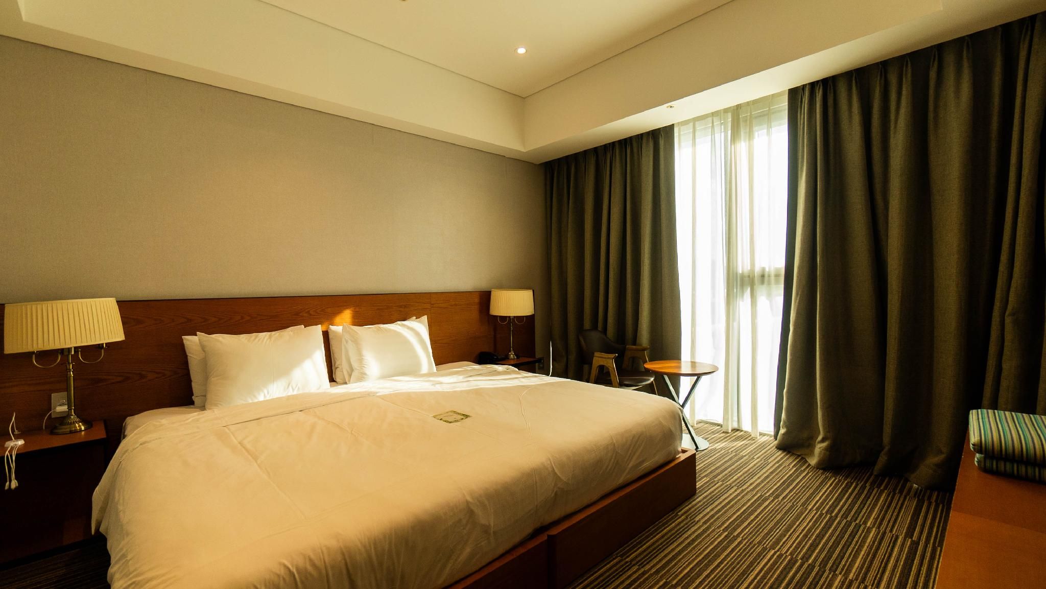 Incheon Airport Global Hotel & Suites (Unseo Station) Standard King Room - Non-Smoking