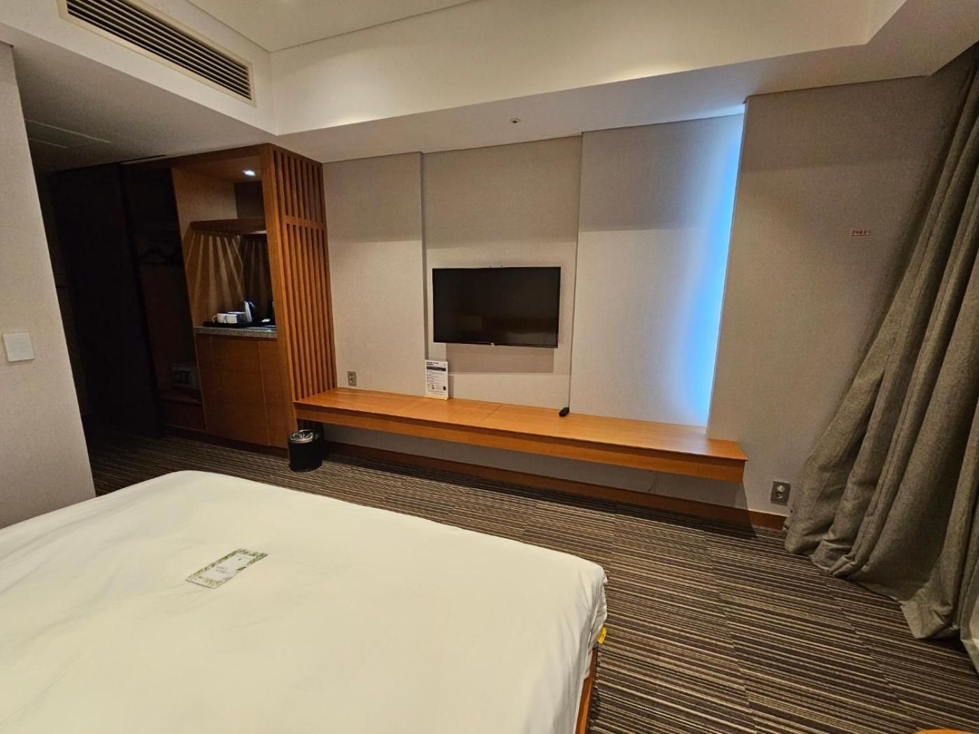 Incheon Airport Global Hotel & Suites (Unseo Station) Standard Queen Room - Non-Smoking 3