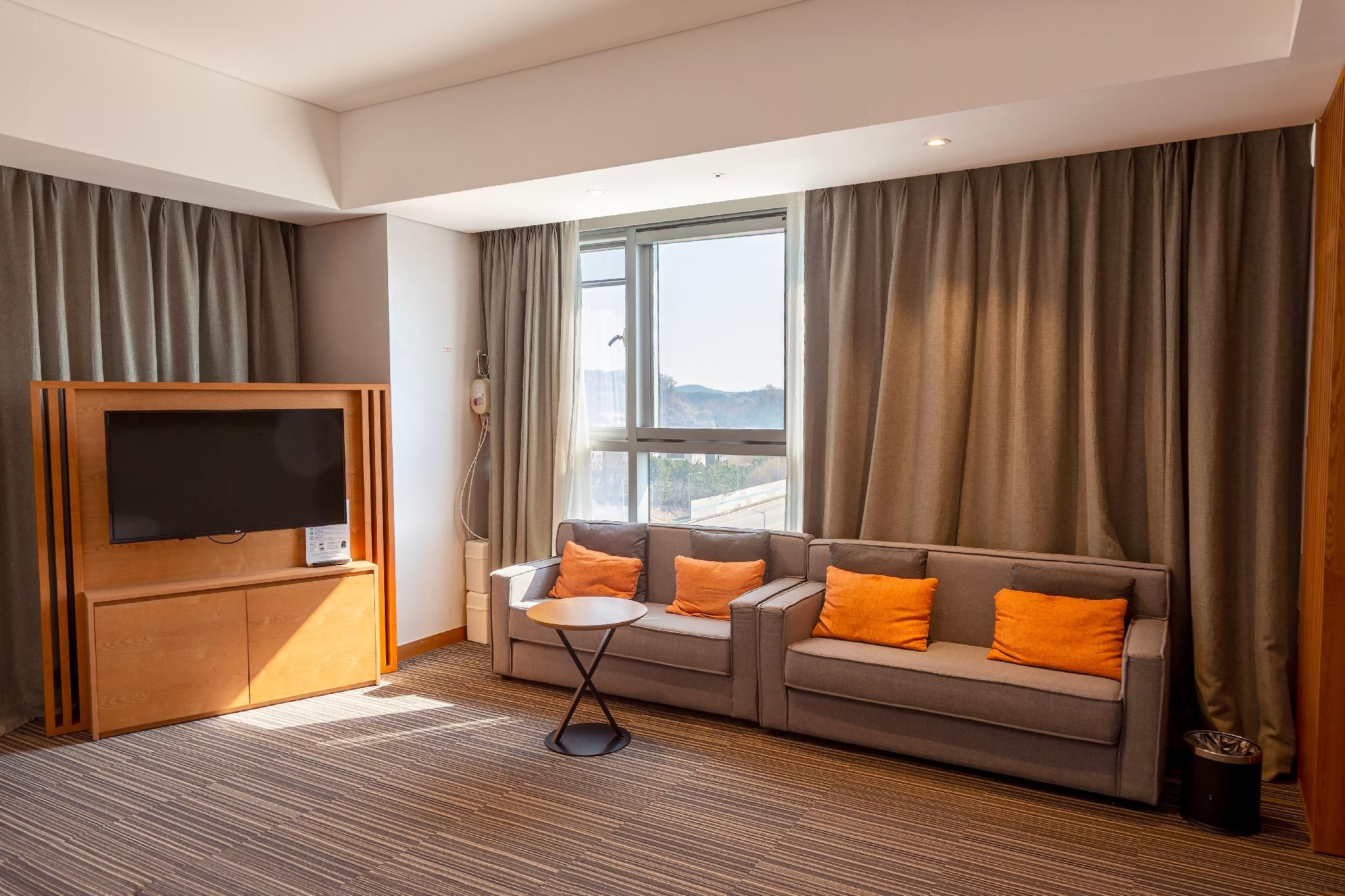 Incheon Airport Global Hotel & Suites (Unseo Station) Royal Deluxe Family Room 3